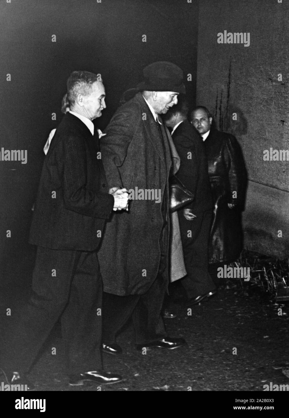 Konstantin von Neurath fu condannato a inprisonment nei grandi criminali di guerra come prova ex Reich Ministro degli Esteri e protettore del Reich in Boemia e Moravia. La foto mostra lui poco dopo il suo rilascio anticipato nel 1954 sulla strada per la sua casa sulla Leinfelder Hof vicino a Ludwigsburg. Egli è supportato dal suo fratello più giovane Wilhelm (sinistra) e sua figlia (coperto). Foto Stock
