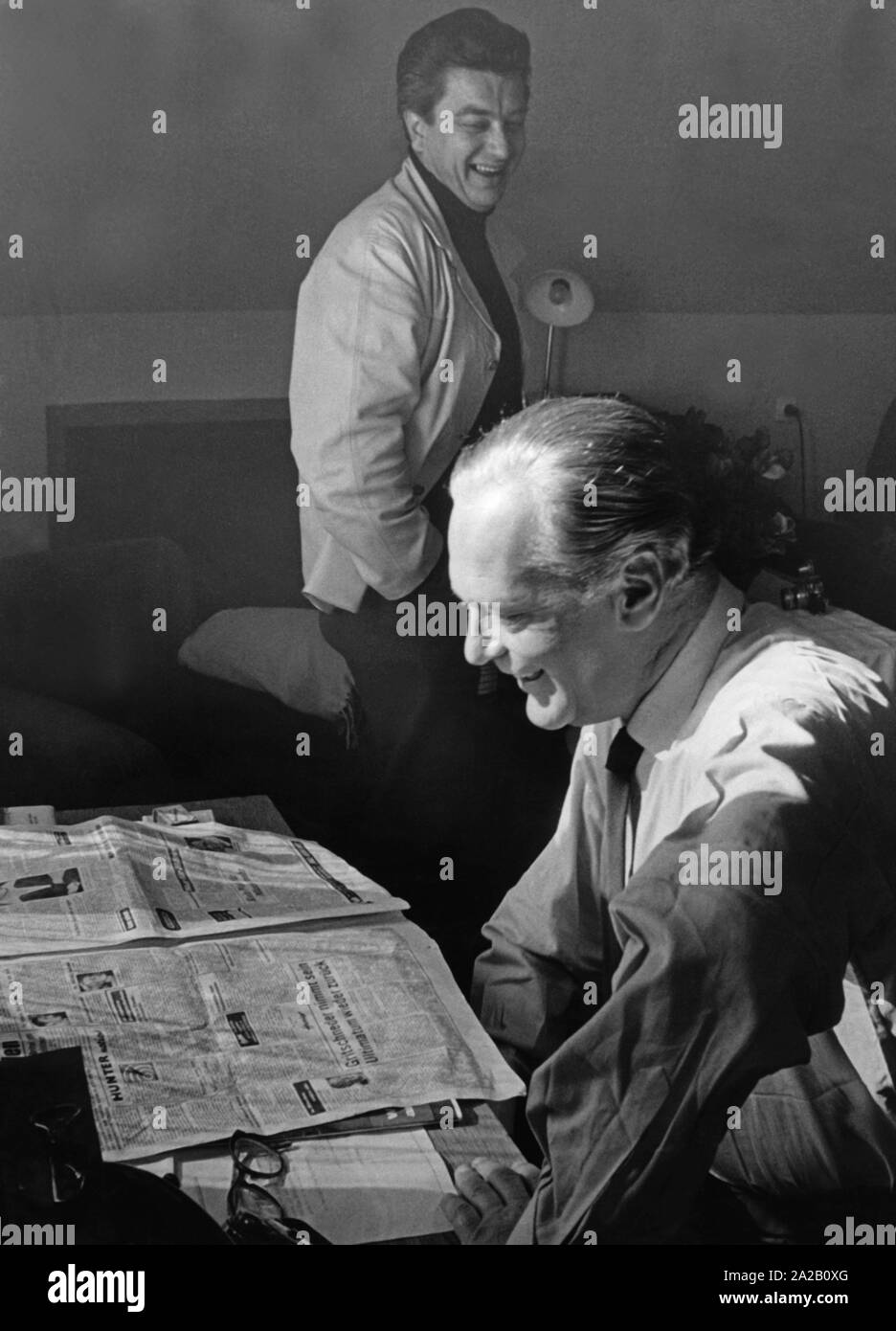 Hannes Obermaier (denominato "Hunter") è stato il primo e di maggior successo gossip columnist in Germania e ha lavorato per la Abendzeitung di Monaco di Baviera per un lungo periodo di tempo. La foto mostra lui insieme con la cagliata Juergens (anteriore) - sono entrambi a ridere a una edizione di Obermaier la colonna. La foto è probabilmente a partire dagli anni cinquanta. Foto Stock