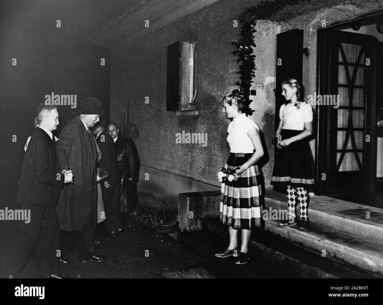 Konstantin von Neurath fu condannato a inprisonment nei grandi criminali di guerra come prova ex Reich Ministro degli Esteri e protettore del Reich in Boemia e Moravia. La foto mostra lui poco dopo il suo rilascio anticipato nel 1954 sulla strada per la sua casa sulla Leinfelder Hof vicino a Ludwigsburg. Egli è supportato dal suo fratello più giovane Wilhelm (sinistra) e sua figlia (coperto). Foto Stock