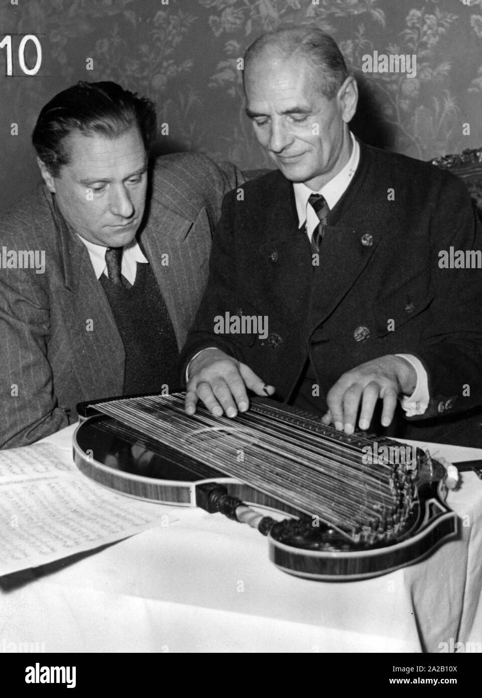 Il direttore britannico Carol Reed (sinistra) guardando un lettore zither (destra) (Foto non datata). Foto Stock