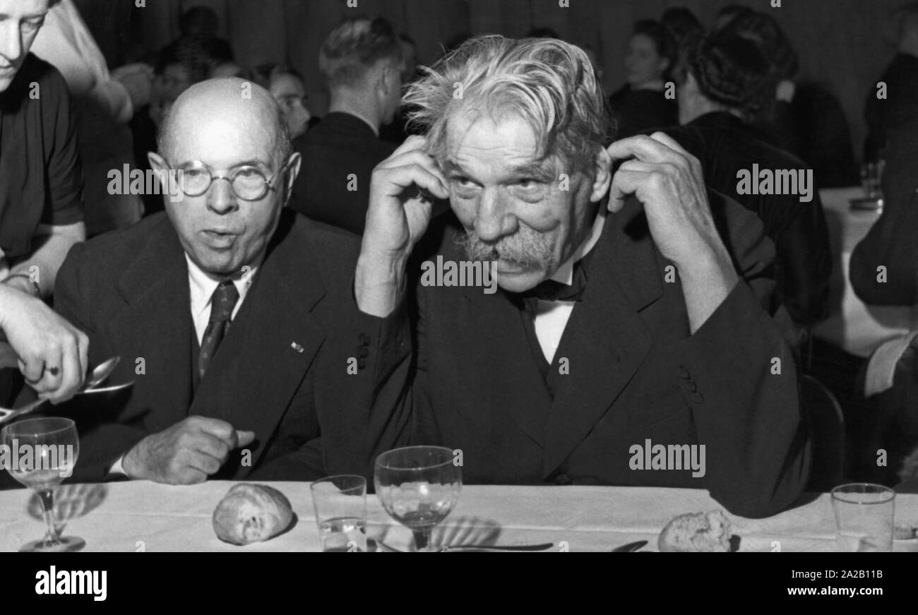 Albert Schweitzer (destra) e Pablo Casals. Non datata (foto) Foto Stock