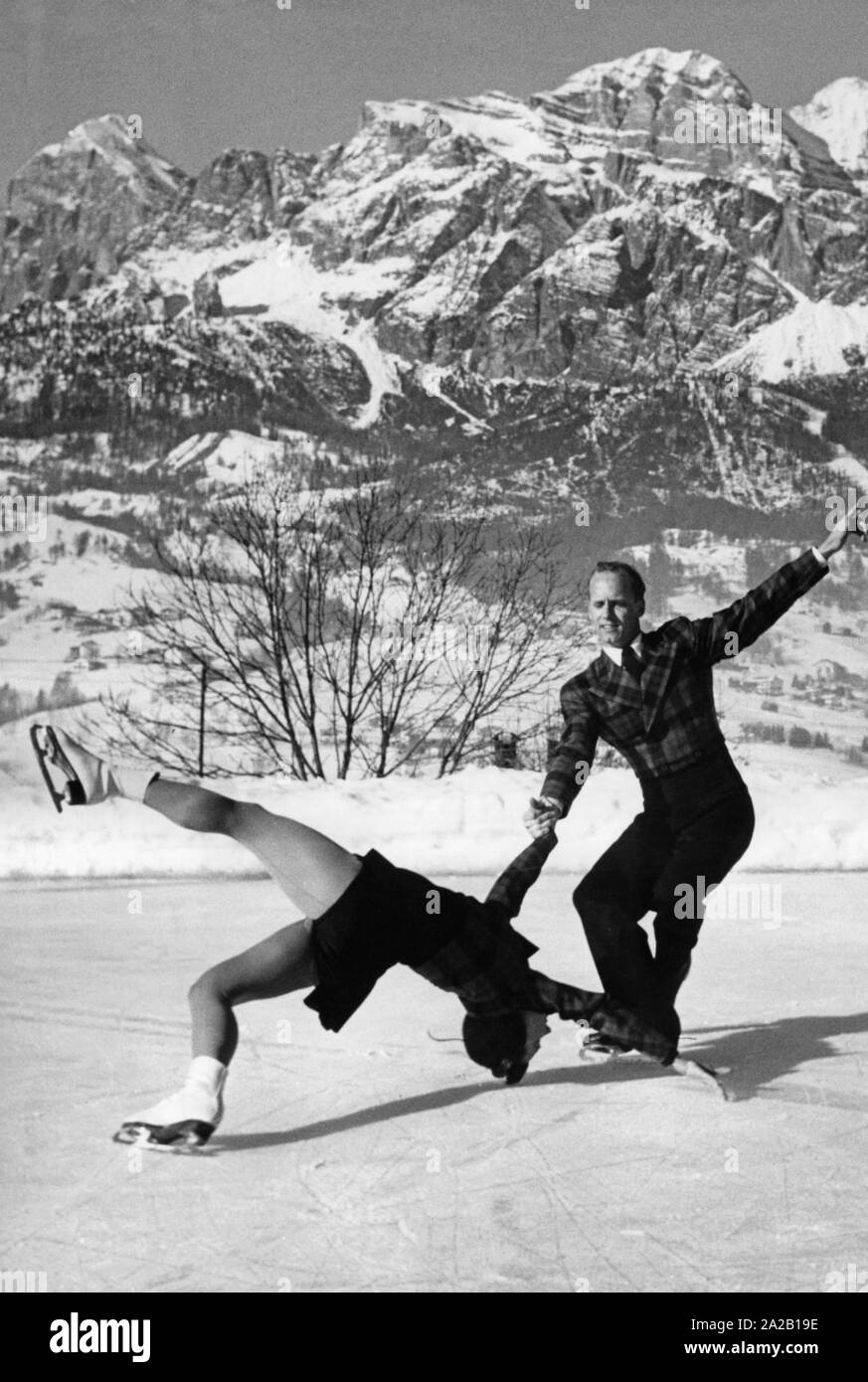 La foto mostra i pattinatori di figura Frances Dafoe e Norris Bowden dal Canada. I campioni del mondo del 1955 ha vinto la medaglia d'argento a questa edizione dei Giochi Olimpici. Lei è probabilmente esercitare all'esterno. Foto Stock