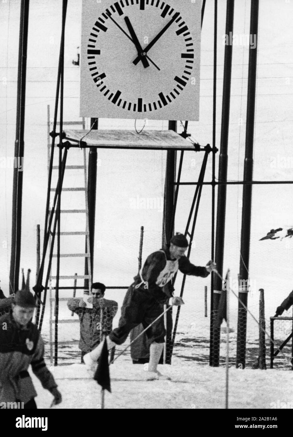 La foto mostra il russo fondista Vladimir Kusin il raggiungimento del traguardo durante la 30 km concorso presso i Giochi Olimpici Invernali nel 1956 a Cortina d'Ampezzo. Egli ha raggiunto il quinto posto in questa competizione. Foto Stock