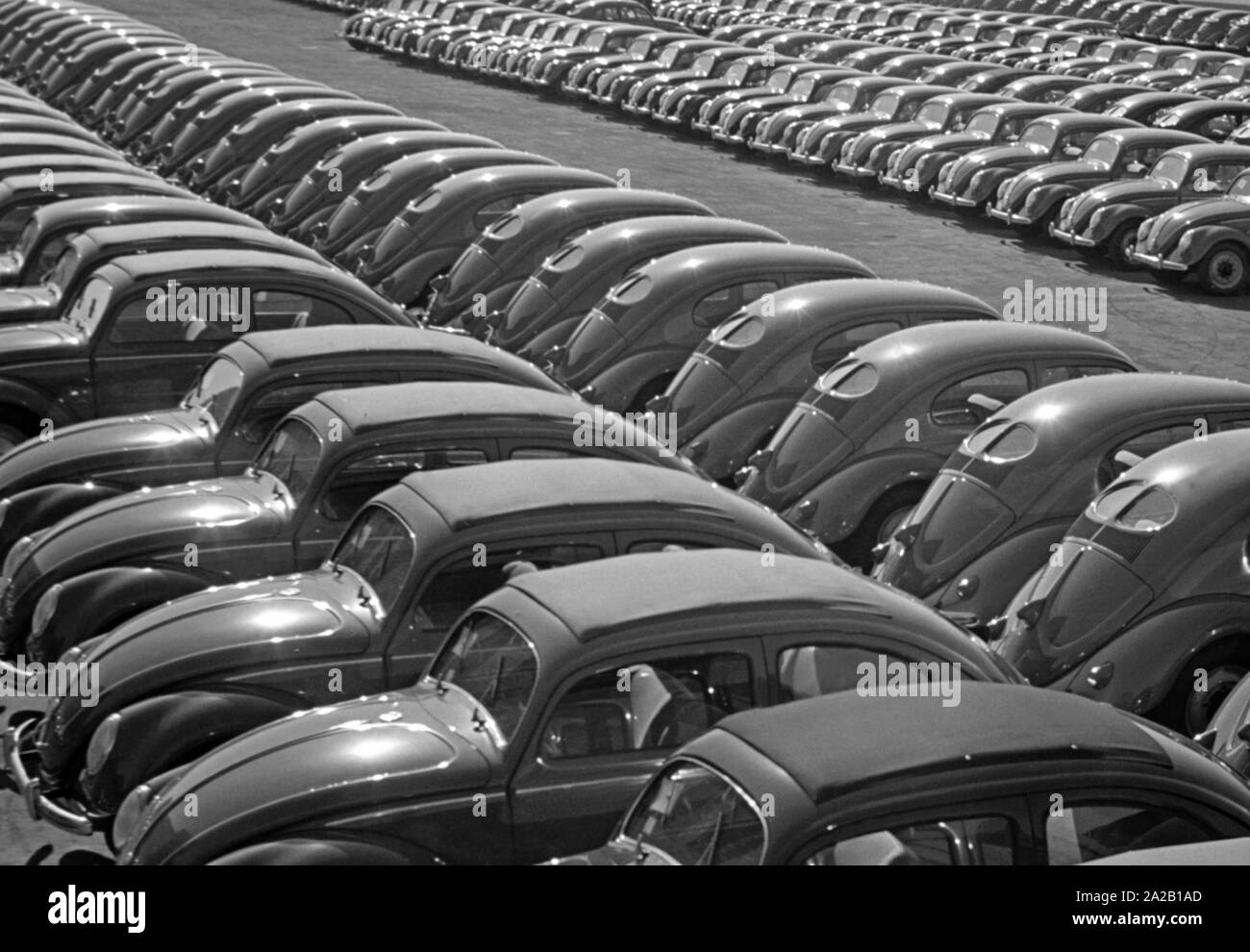 VW Beetle auto di fronte all'impianto di Wolfsburg. Foto Stock