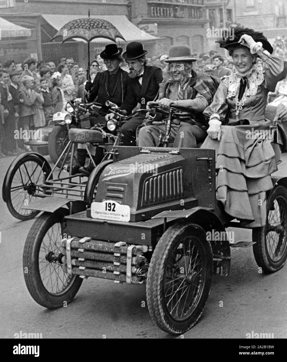 Classico per gli appassionati di auto si incontrano a Neckarsulm e presentare i loro veicoli. In primo piano è una vettura fin dai primi anni del secolo. Foto Stock