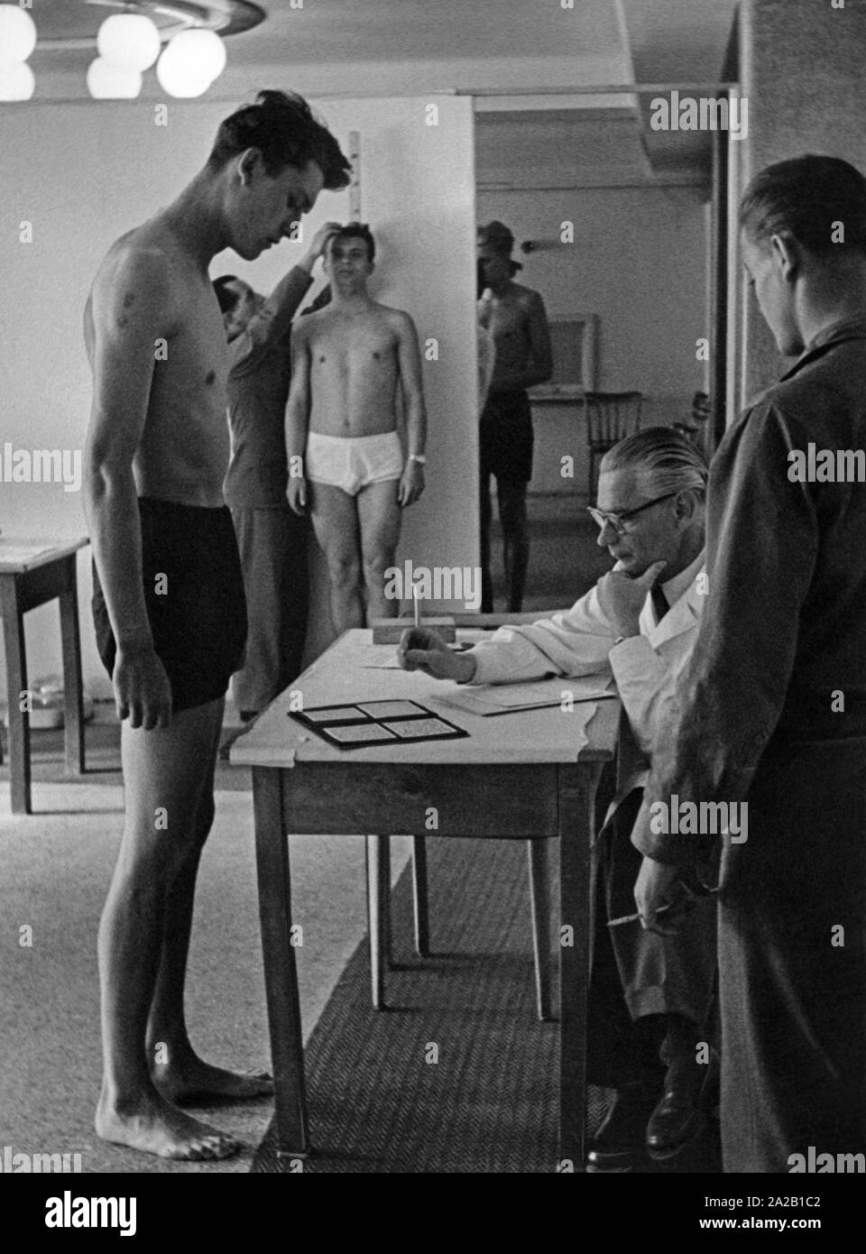 I giovani uomini a un appello in Austria. Foto non datata, probabilmente alla fine degli anni cinquanta. Foto Stock