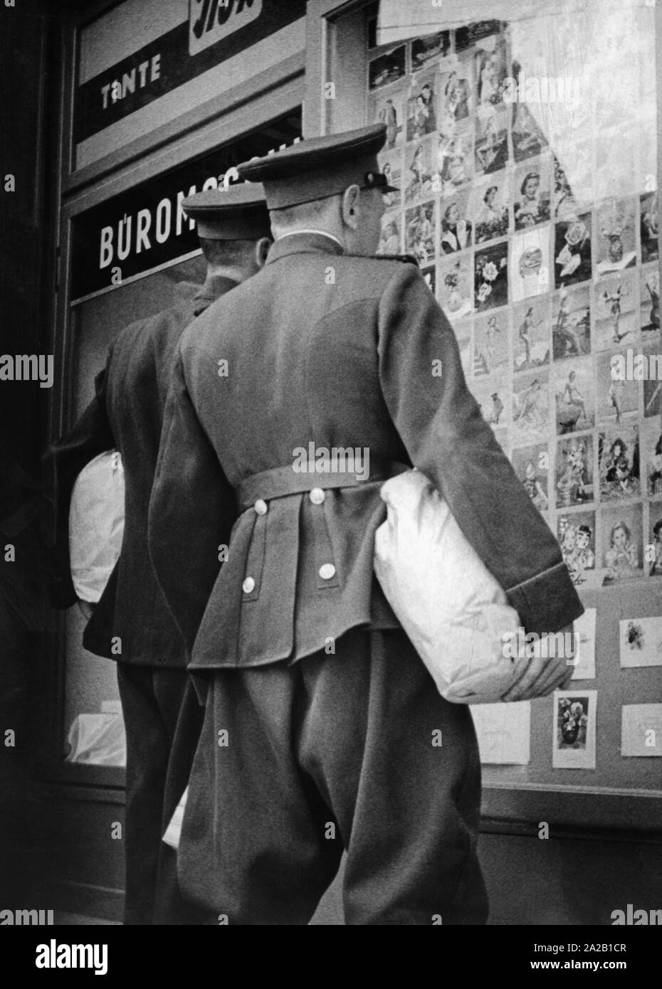 Occupazione sovietica in Austria dal 1945 al 1955. Due soldati sovietici guardare carte in una finestra del negozio. Foto Stock