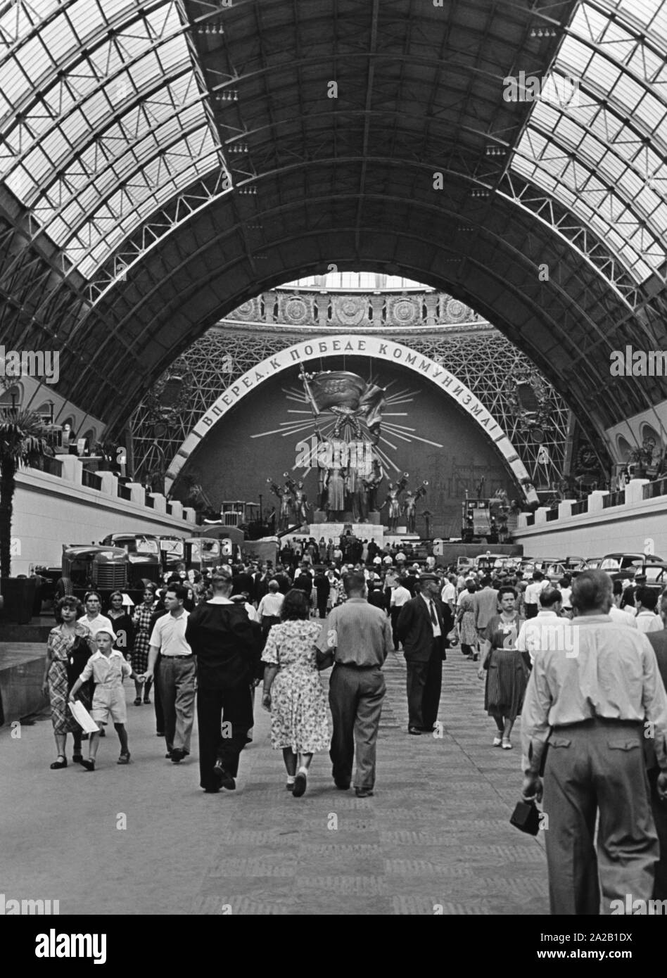 Il All-Union fiera agricola nel All-Russian Exhibition Centre. I visitatori in una sala per esposizioni. L'iscrizione sul passaruota si legge: "In avanti per la vittoria del comunismo". Foto Stock