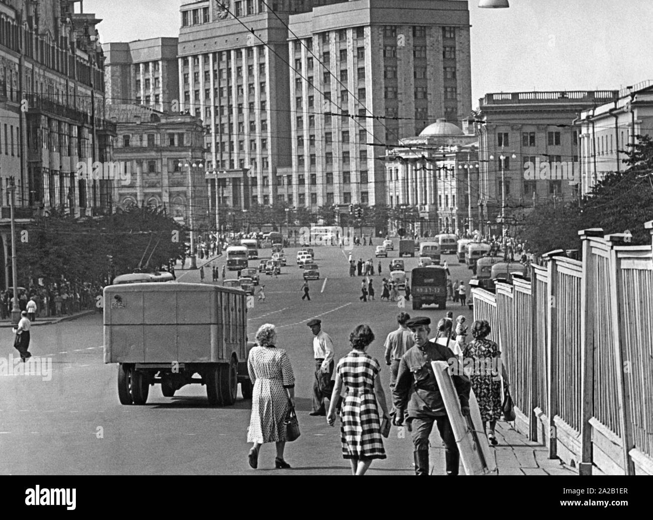 Il traffico su strada e pedoni su Gorky Street a Mosca. Foto Stock