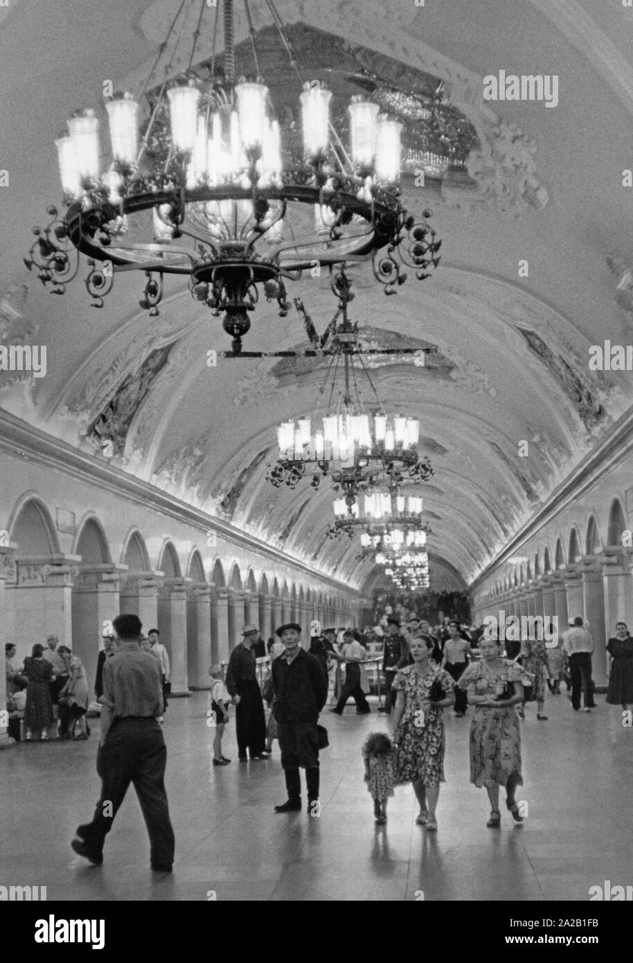 I passeggeri in una stazione della metropolitana di Mosca. Foto Stock