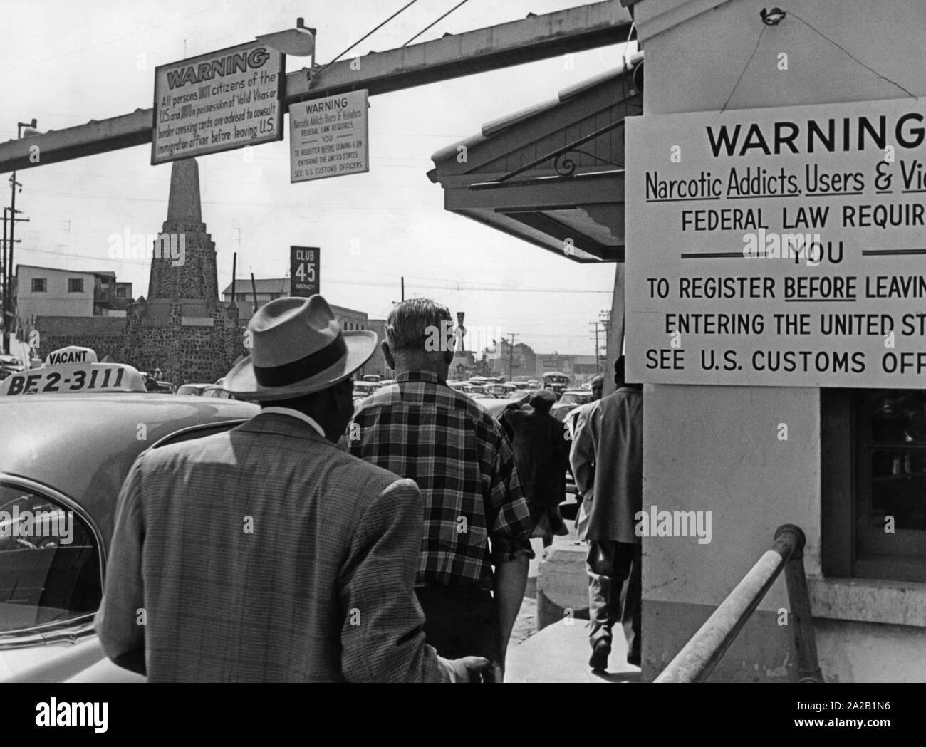 Alla frontiera tra gli Stati Uniti e il Messico, numerosi sono i segni che fanno riferimento all'ingresso e uscita dei regolamenti (Foto non datata, presumibilmente 1958). Foto Stock