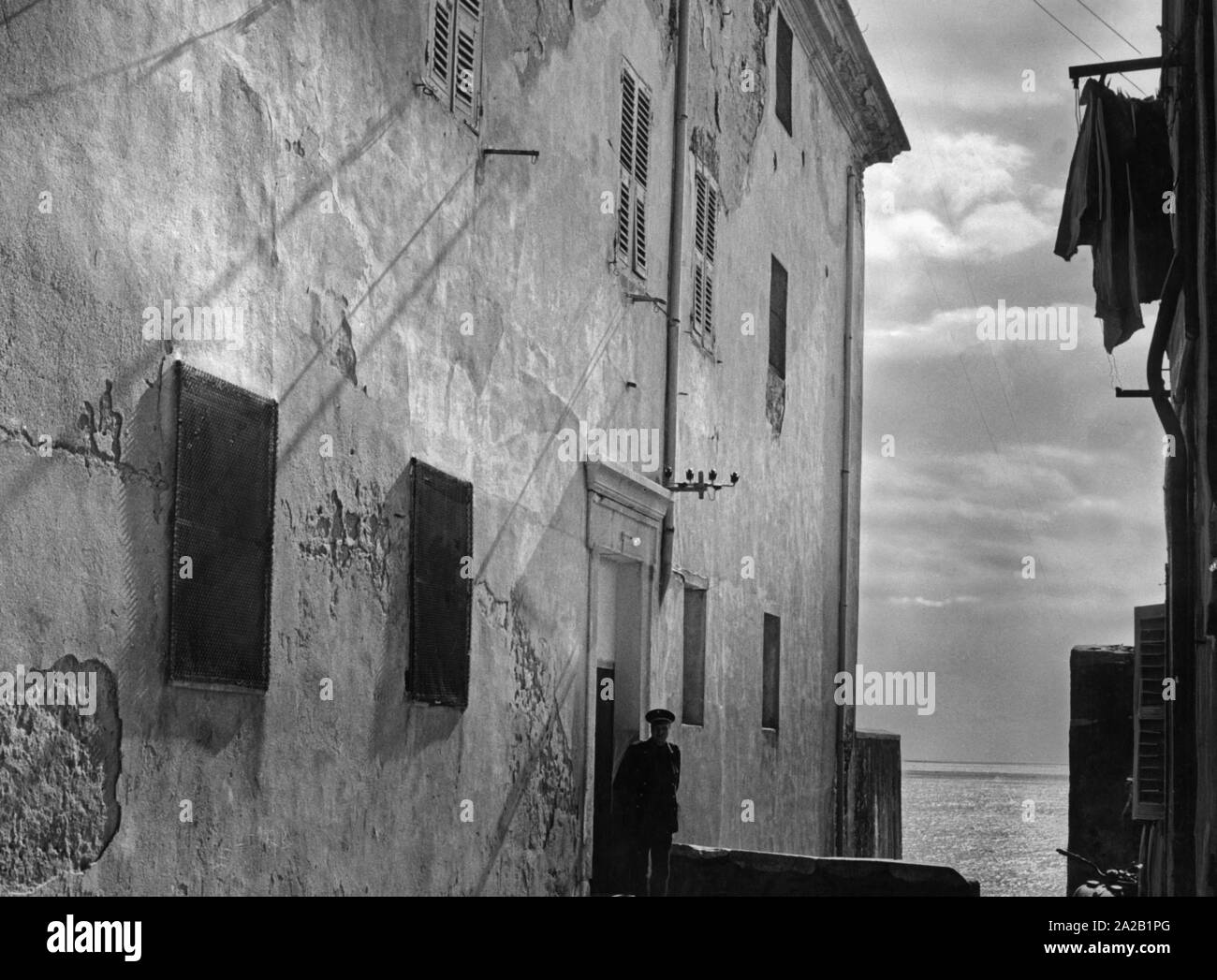 Una guardia di fronte alla prigione di Bastia. Peter Fleig, dal quale la voce di un tesoro di Rommel nel Mediterraneo ha avuto origine, era stato temporaneamente imprigionato qui. Nella piazza di fronte alla guardia, fu eseguito nel 1936 l'ultimo bandito della Corsica con ghigliottina. Foto Stock