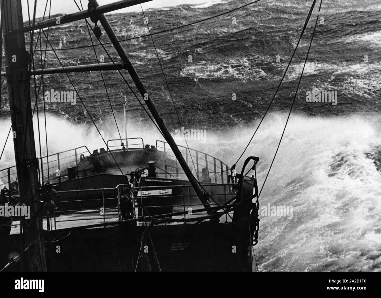 Una nave in un mare tempestoso (non datato shot). Foto Stock