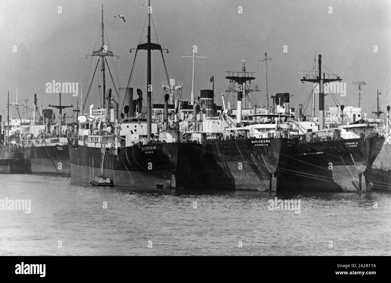 La crisi internazionale dei trasporti marittimi, il che significa che il calo dei prezzi per tonnellata, significa che centinaia di navi rimangono nei porti, come qui in Occidente un porto tedesco datata (foto). Foto Stock