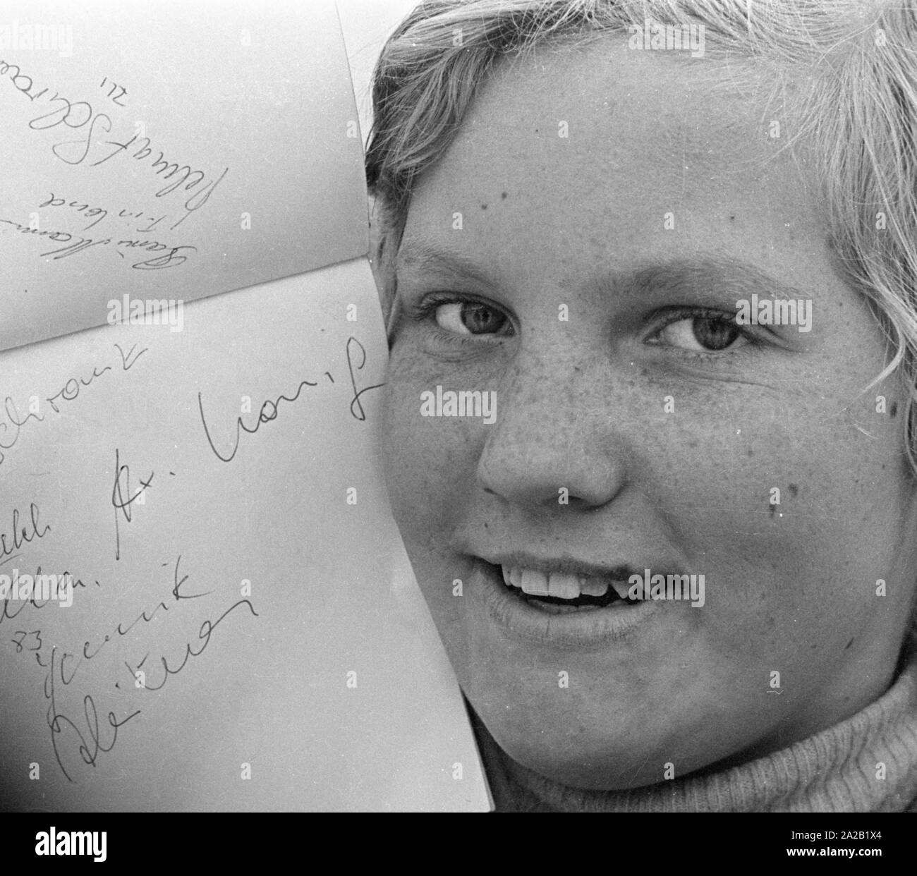 Una ragazza pone orgogliosamente con il suo autografo libro dopo ha incontrato alcuni sciatori alla gara di Hahnenkamm. La gara di Hahnenkamm ha tenuto il monte Hahnenkamm in Kitzbuehel dal 1931. Foto Stock