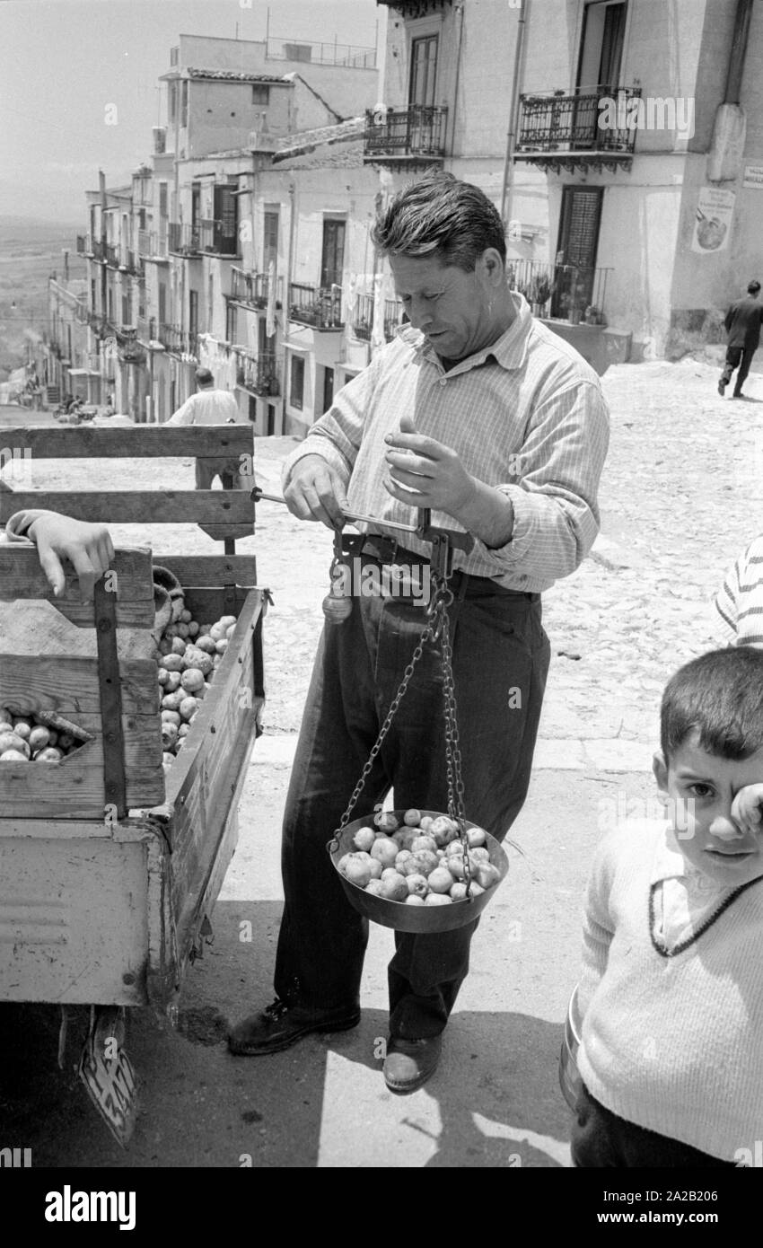 Un concessionario pesa patate accanto al suo carrello. Accanto a lui un ragazzino. Montelepre in provincia di Palermo (Regione Sicilia) è 26km di distanza dal centro della città di Palermo. Ex popolari siciliane hero Salvatore Giuliano nacque a Montelepre nel 1922 ed è sepolto in Ostfriedhof (cimitero) della città. Gli abitanti di Montelepre vivono principalmente dalle attività agricole. Foto Stock