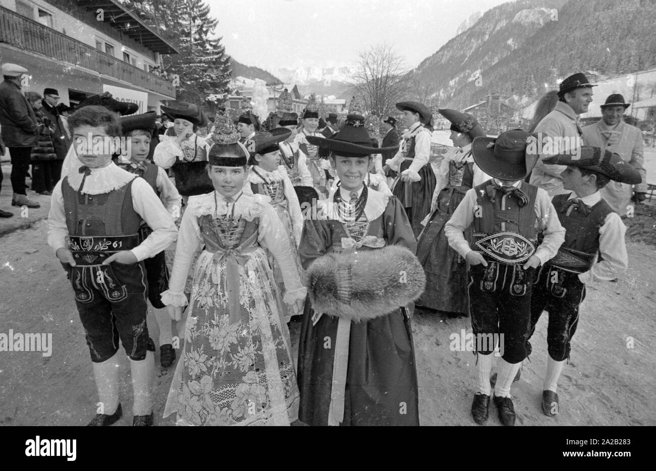 I Mondiali di Sci ha avuto luogo in Val Gardena tra il 7.2.1970 e il 15.2.1970, ed era stato il solo World Cup finora, i cui risultati sono stati inclusi nella Coppa del Mondo di Sci Alpino. Foto di un costume locale gruppo di bambini e adolescenti, che parteciperà alla cerimonia di apertura nei loro costumi tradizionali. Foto Stock