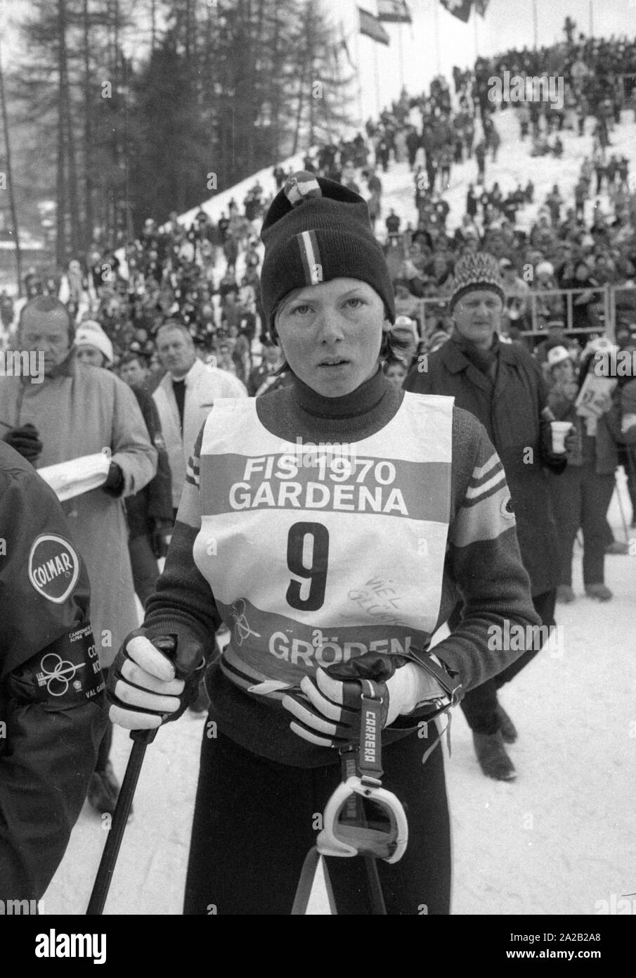 I Mondiali di Sci ha avuto luogo in Val Gardena tra il 7.2.1970 e il 15.2.1970, ed era stato il solo World Cup finora, i cui risultati sono stati inclusi nella Coppa del Mondo di Sci Alpino. Foto di un partecipante austriaco nella finish area di ??una pista. Qualcuno ha scritto "Buona fortuna" sul suo legato attorno numero di partenza. Foto Stock