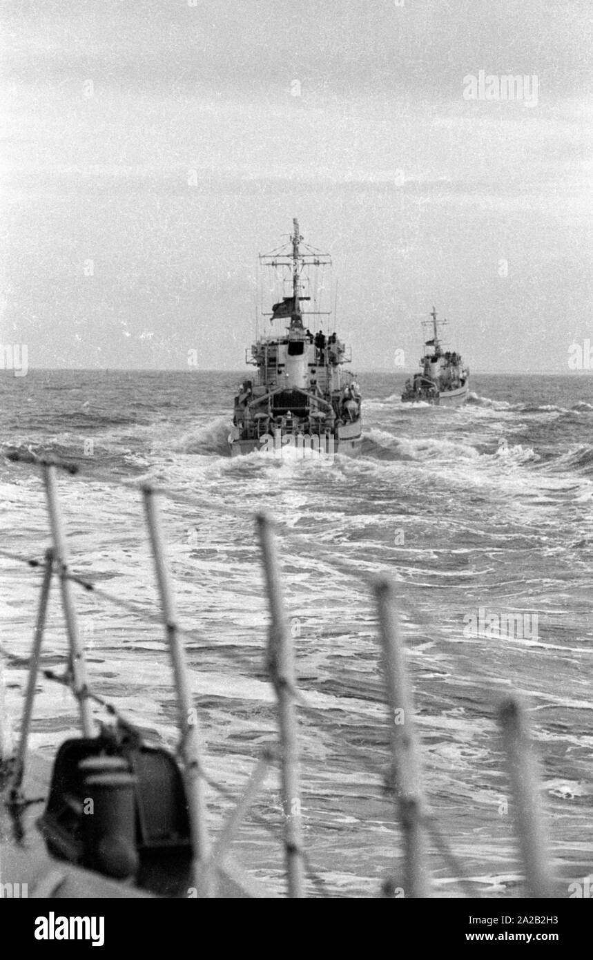 La Lindau classe minehunter costiere durante un esercizio del 6. Minensuchgeschwader (sesta miniera squadrone di spazzamento) nel Mare del Nord. Foto Stock