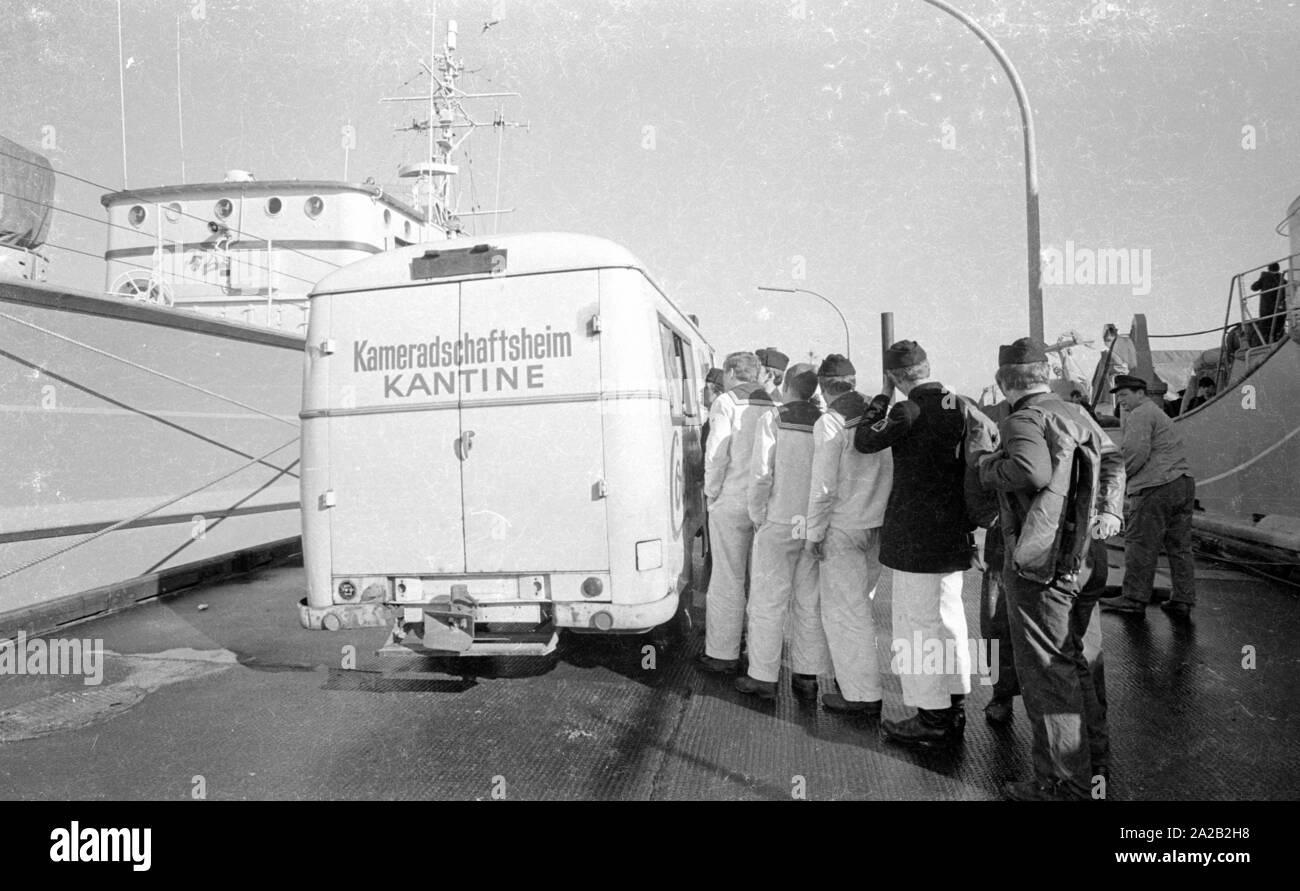 I soldati della marina tedesca sono in piedi in una mensa van. Essi appartenevano alla crew di Lindau classe minehunters costiere durante un esercizio del sesto Minesweeper squadrone nel Mare del Nord. Foto Stock