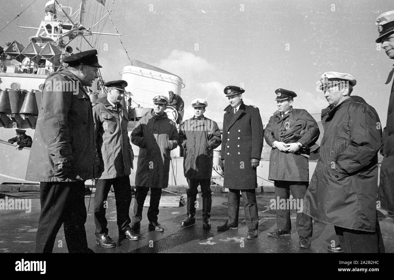 Marine ufficiali della Marina tedesca nella parte anteriore di un dragamine  costieri di Lindau classe durante un esercizio del sesto Minesweeper  squadrone nel Mare del Nord. Essi indossare giacca e la marina