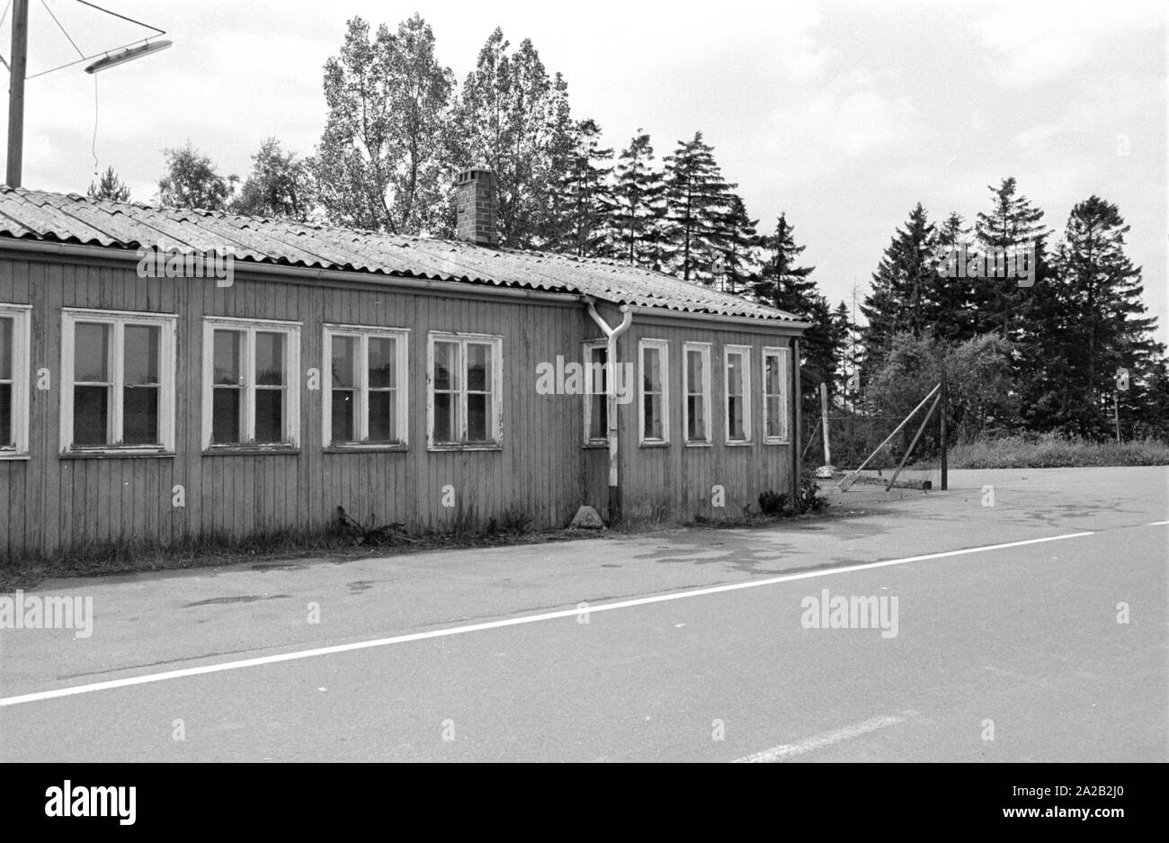 Il villaggio di Moedlareuth lungo la Tannbach venne annessa ai vari domini a partire dal XVI secolo. Dopo l'ultima guerra mondiale, con la posa di confine tra l'Americano e settori sovietica era diviso, la parte orientale della Turingia divenne parte della zona di occupazione sovietica. Dopo la costruzione di impianti di confine una parete separata del luogo fino al 1989. Foto Stock Il villaggio di Moedlareuth lungo la Tannbach venne annessa ai vari domini a partire dal XVI secolo. Dopo l'ultima guerra mondiale, con la posa di confine tra l'Americano e settori sovietica era diviso, la parte orientale della Turingia divenne parte della zona di occupazione sovietica. Dopo la costruzione di impianti di confine una parete separata del luogo fino al 1989. Foto Stock