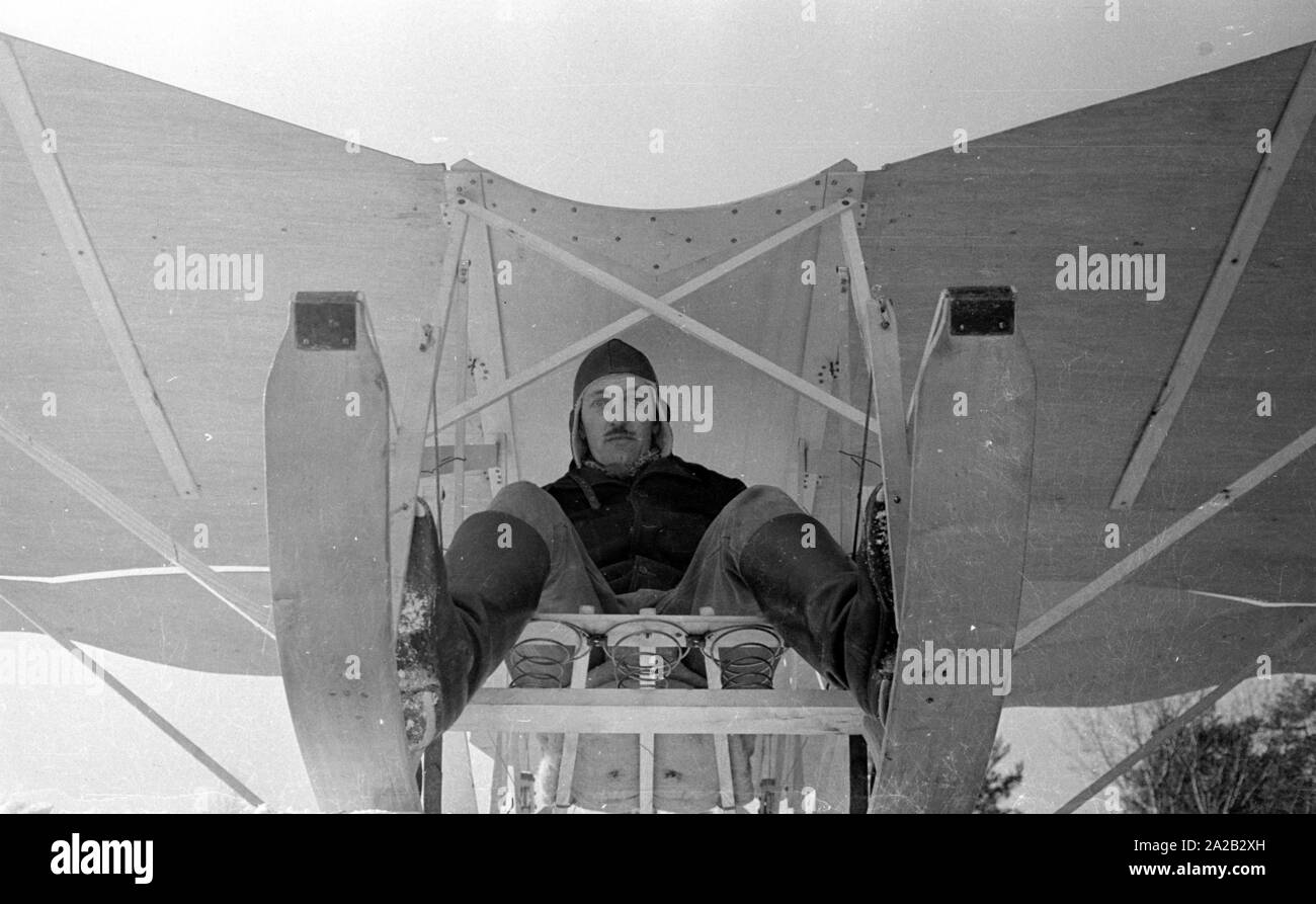 La foto mostra l'hobby-tinkerer Hans Frank con la sua costruzione che appare come un 'flying sledge'. Apparentemente ha voluto provare la sua costruzione al Hohenbogen ski jump vicino Neukirchen. Il salto con gli sci è stato costruito nel 1952, ma a partire da 1959 nessun Concorsi regolari sono stati detenuti lì e il salto con gli sci è stata demolita negli anni sessanta. Foto Stock