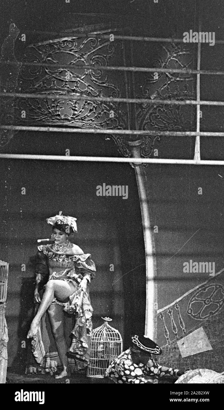 Prestazioni del ballerino e coreografo Katherine Dunham e la sua troupe di danza a Monaco di Baviera. Nel maggio 1954 è stata in tour con il programma "Caribbean Rhapsody' in 6 città tedesche. I costumi e la decorazione sono stati la responsabilità del marito John Pratt. Dunham è stato uno dei più famosi maestri di ballo e coreografi negli Stati Uniti, oltre che ella era un antropologo PhD, diritti civili attivista e l'autore. Foto Stock