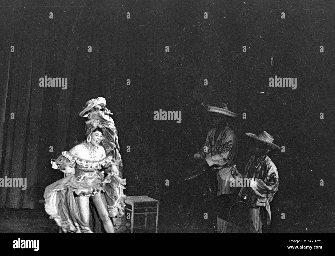 Prestazioni del ballerino e coreografo Katherine Dunham e la sua troupe di danza a Monaco di Baviera. Nel maggio 1954 è stata in tour con il programma "Caribbean Rhapsody' in 6 città tedesche. I costumi e la decorazione sono stati la responsabilità del marito John Pratt. Dunham è stato uno dei più famosi maestri di ballo e coreografi negli Stati Uniti, oltre che ella era un antropologo PhD, diritti civili attivista e l'autore. Foto Stock