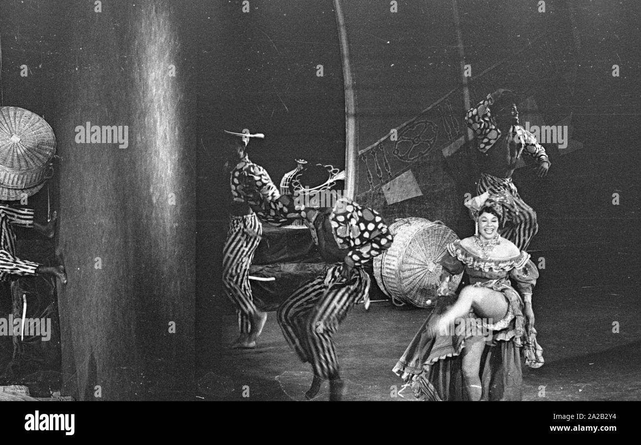 Prestazioni del ballerino e coreografo Katherine Dunham e la sua troupe di danza a Monaco di Baviera. Nel maggio 1954 è stata in tour con il programma "Caribbean Rhapsody' in 6 città tedesche. I costumi e la decorazione sono stati la responsabilità del marito John Pratt. Dunham è stato uno dei più famosi maestri di ballo e coreografi negli Stati Uniti, oltre che ella era un antropologo PhD, diritti civili attivista e l'autore. Foto Stock