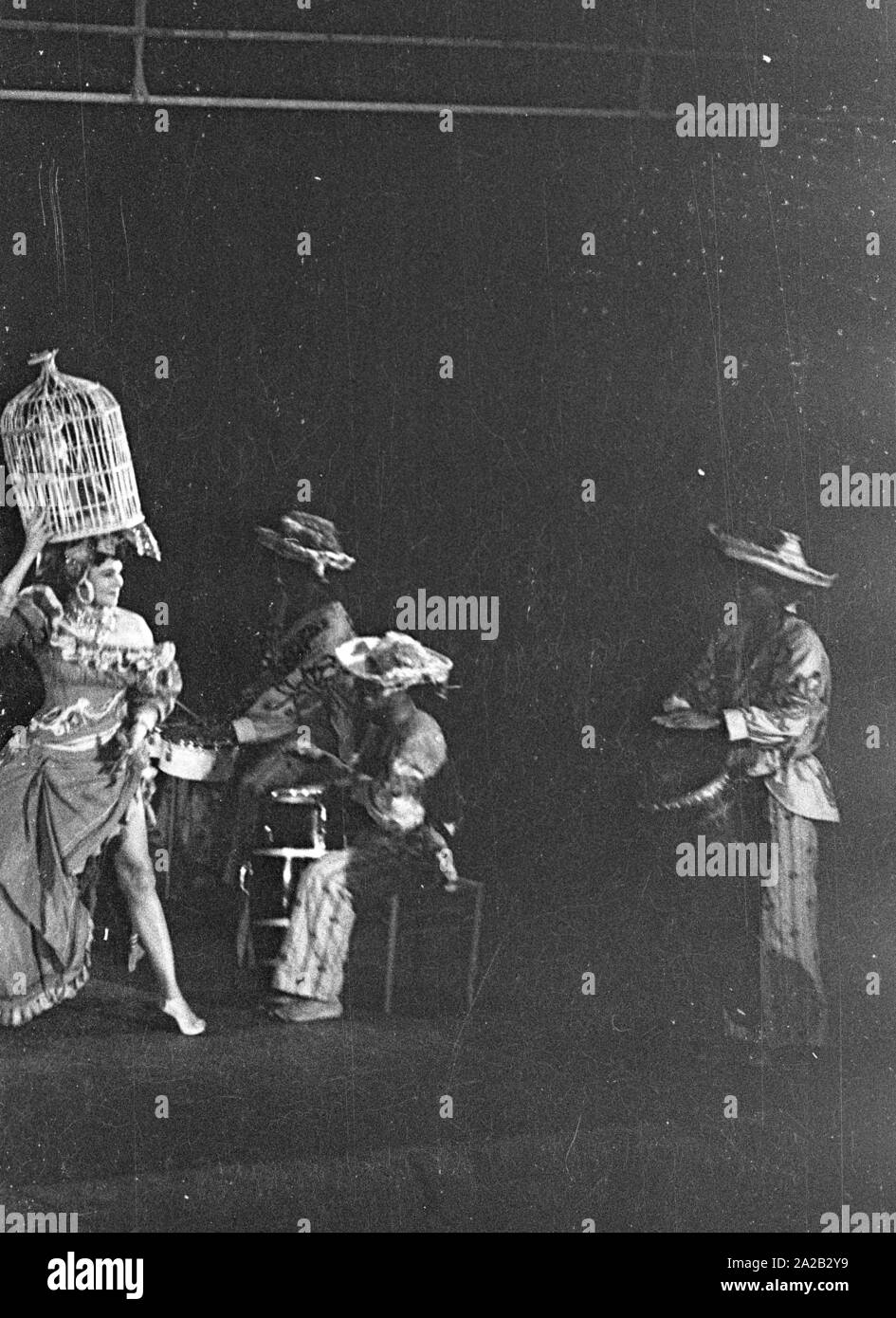 Prestazioni del ballerino e coreografo Katherine Dunham e la sua troupe di danza a Monaco di Baviera. Nel maggio 1954 è stata in tour con il programma "Caribbean Rhapsody' in 6 città tedesche. I costumi e la decorazione sono stati la responsabilità del marito John Pratt. Dunham è stato uno dei più famosi maestri di ballo e coreografi negli Stati Uniti, oltre che ella era un antropologo PhD, diritti civili attivista e l'autore. Foto Stock