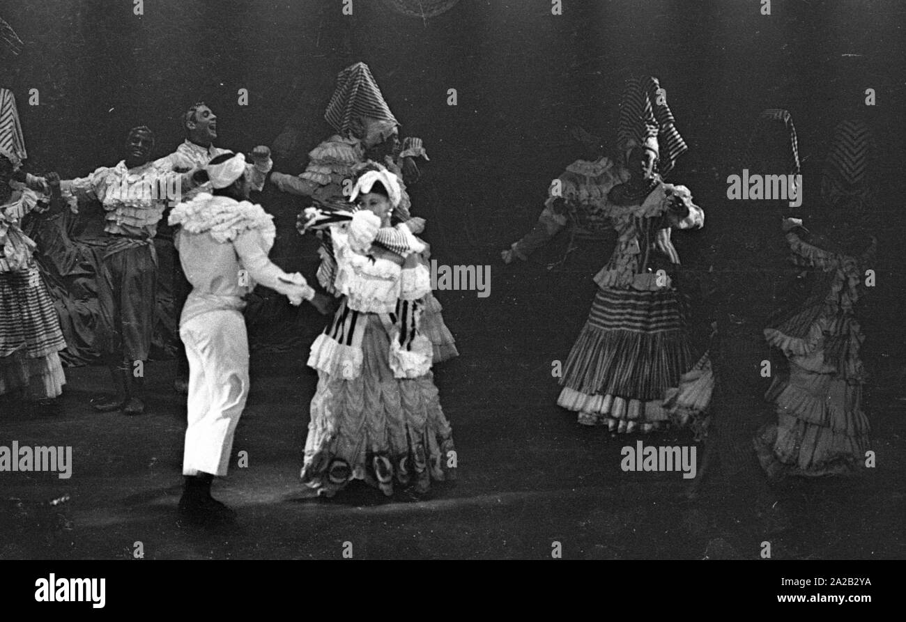 Prestazioni del ballerino e coreografo Katherine Dunham e la sua troupe di danza a Monaco di Baviera. Nel maggio 1954 è stata in tour con il programma "Caribbean Rhapsody' in 6 città tedesche. I costumi e la decorazione sono stati la responsabilità del marito John Pratt. Dunham è stato uno dei più famosi maestri di ballo e coreografi negli Stati Uniti, oltre che ella era un antropologo PhD, diritti civili attivista e l'autore. Foto Stock