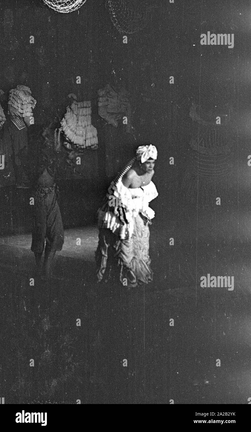 Prestazioni del ballerino e coreografo Katherine Dunham e la sua troupe di danza a Monaco di Baviera. Nel maggio 1954 è stata in tour con il programma "Caribbean Rhapsody' in 6 città tedesche. I costumi e la decorazione sono stati la responsabilità del marito John Pratt. Dunham è stato uno dei più famosi maestri di ballo e coreografi negli Stati Uniti, oltre che ella era un antropologo PhD, diritti civili attivista e l'autore. Foto Stock