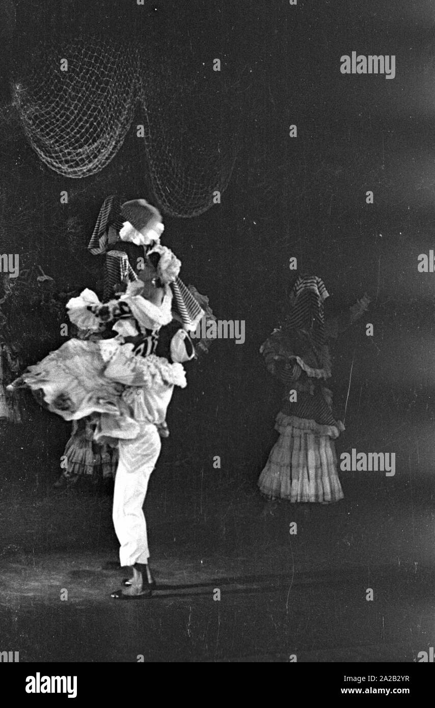Prestazioni del ballerino e coreografo Katherine Dunham e la sua troupe di danza a Monaco di Baviera. Nel maggio 1954 è stata in tour con il programma "Caribbean Rhapsody' in 6 città tedesche. I costumi e la decorazione sono stati la responsabilità del marito John Pratt. Dunham è stato uno dei più famosi maestri di ballo e coreografi negli Stati Uniti, oltre che ella era un antropologo PhD, diritti civili attivista e l'autore. Foto Stock