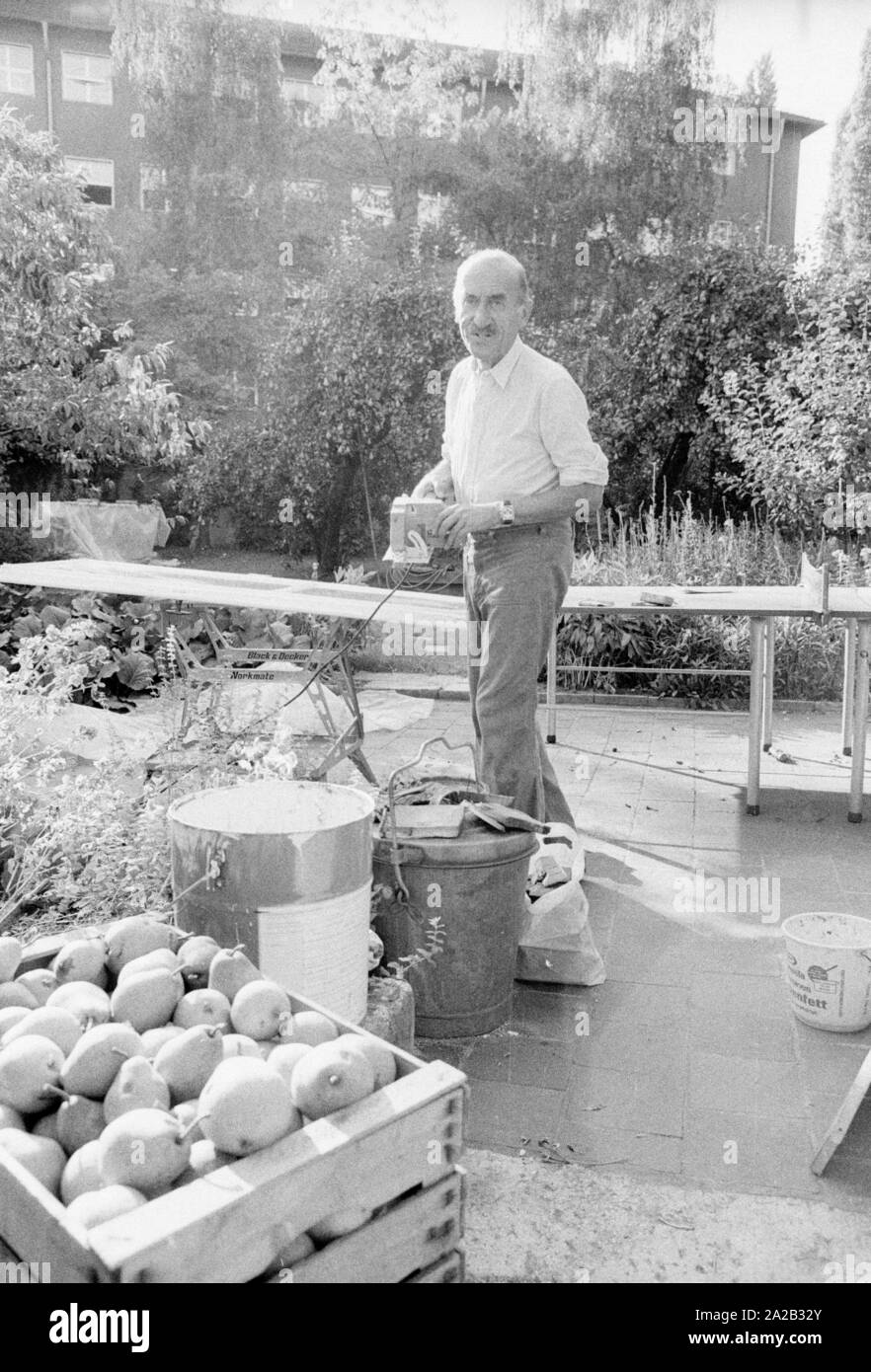 Hans Sachs, ex Procuratore Capo di Norimberga, è andato in pensione e si dedicò al suo hobby e giardino. In Germania, egli divenne noto come un membro del quiz show era "ich bin?' (che cosa sono io?), moderato da Robert Lembke. Egli è stato coinvolto nella mostra da 1955-1989 e insieme con il resto della squadra ha vinto il Golden Award della fotocamera nel 1967.La foto lo mostra mentre si lavora nel giardino della sua casa. Foto Stock Hans Sachs, ex Procuratore Capo di Norimberga, è andato in pensione e si dedicò al suo hobby e giardino. In Germania, egli divenne noto come un membro del quiz show era "ich bin?' (che cosa sono io?), moderato da Robert Lembke. Egli è stato coinvolto nella mostra da 1955-1989 e insieme con il resto della squadra ha vinto il Golden Award della fotocamera nel 1967.La foto lo mostra mentre si lavora nel giardino della sua casa. Foto Stock