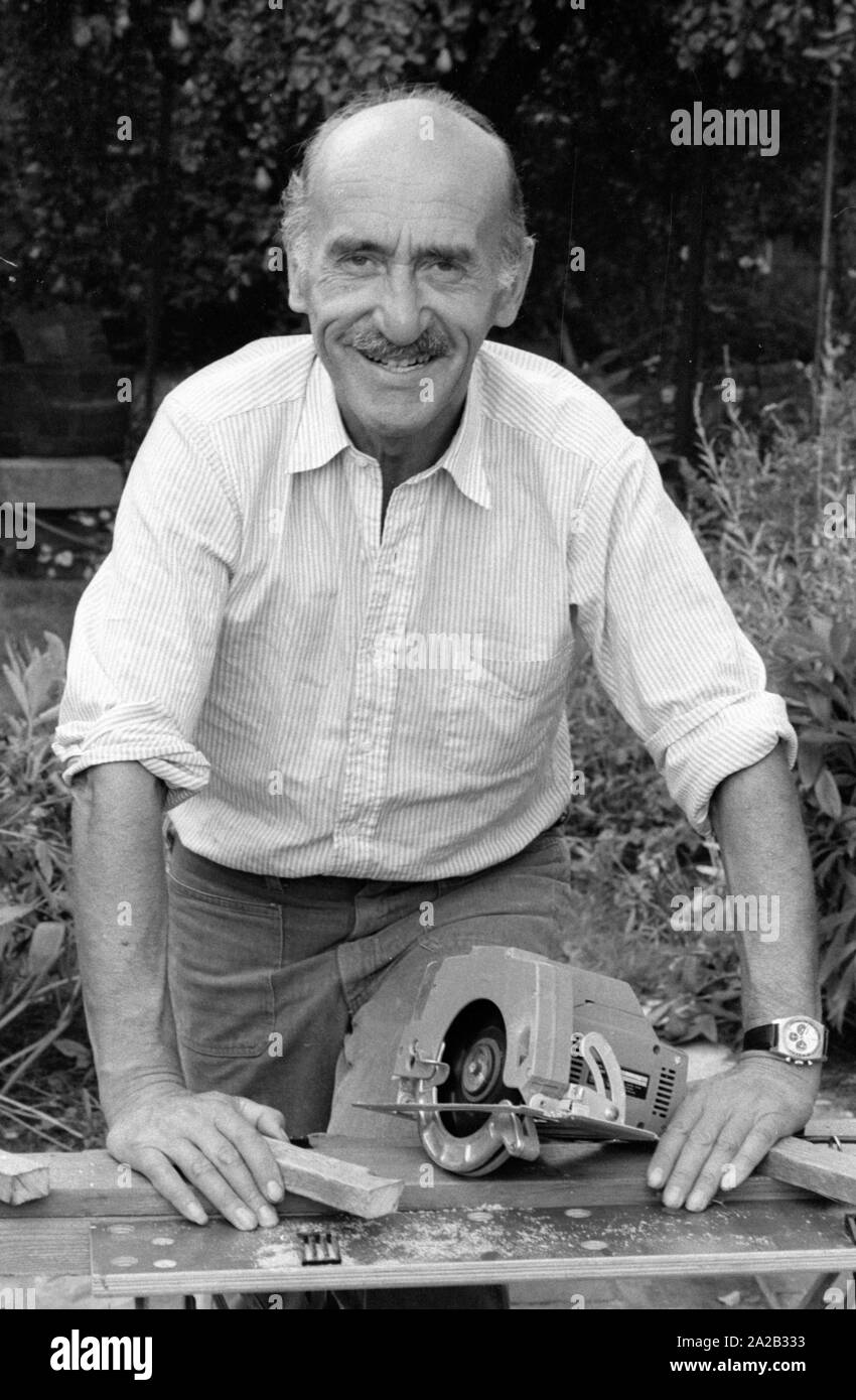 Hans Sachs, ex Procuratore Capo di Norimberga, è andato in pensione e si dedicò al suo hobby e giardino. In Germania, egli divenne noto come un membro del quiz show era "ich bin?' (che cosa sono io?), moderato da Robert Lembke. Egli è stato coinvolto nella mostra da 1955-1989 e insieme con il resto della squadra ha vinto il Golden Award della fotocamera nel 1967.La foto lo mostra mentre si lavora nel giardino della sua casa. Foto Stock Hans Sachs, ex Procuratore Capo di Norimberga, è andato in pensione e si dedicò al suo hobby e giardino. In Germania, egli divenne noto come un membro del quiz show era "ich bin?' (che cosa sono io?), moderato da Robert Lembke. Egli è stato coinvolto nella mostra da 1955-1989 e insieme con il resto della squadra ha vinto il Golden Award della fotocamera nel 1967.La foto lo mostra mentre si lavora nel giardino della sua casa. Foto Stock