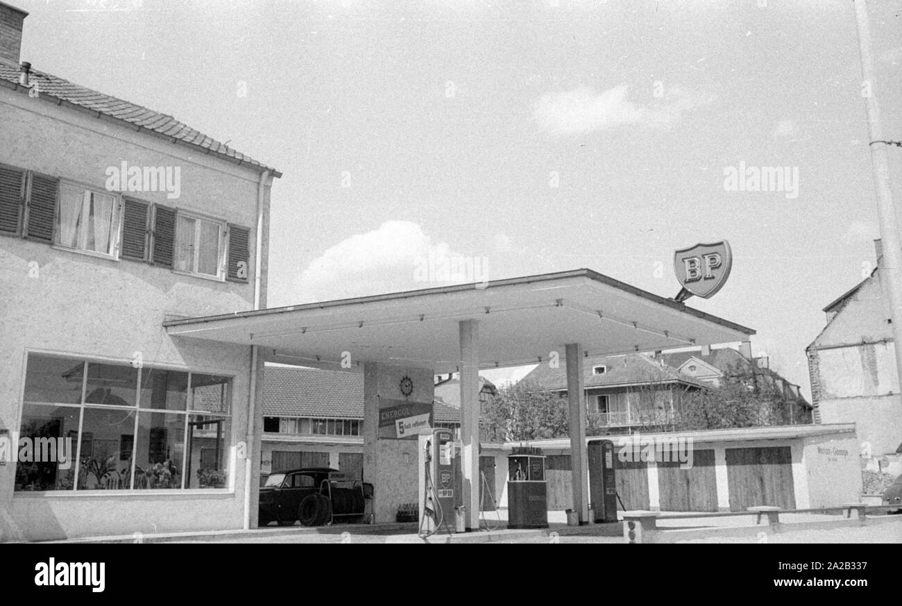 La foto mostra un BP stazione di gas in una zona rurale dell'Austria, insieme con alcuni garage. Il segno sul tetto piano della stazione di gas e il segno di pubblicità all'ingresso mostra il logo BP da questo periodo. Foto Stock