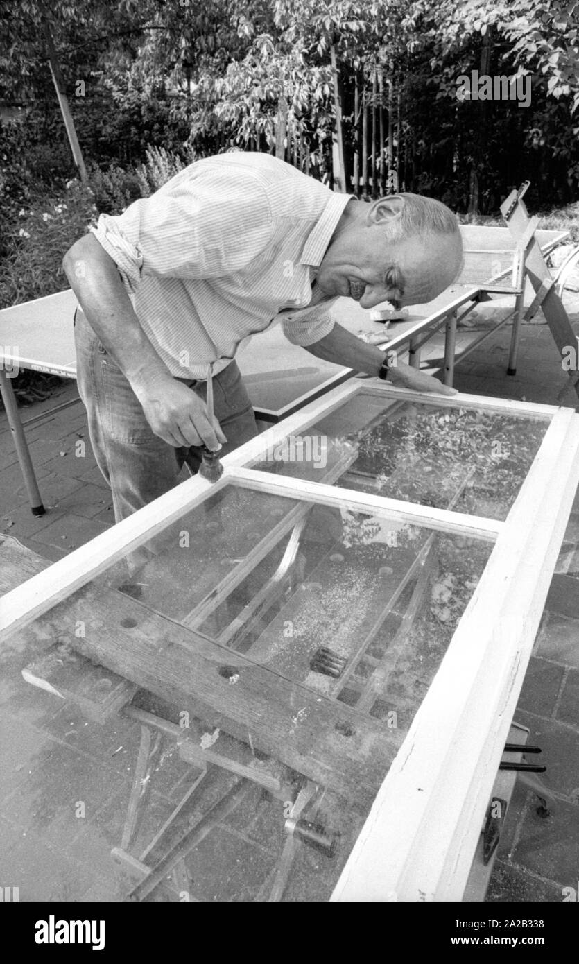 Hans Sachs, ex Procuratore Capo di Norimberga, è andato in pensione e si dedicò al suo hobby e giardino. In Germania, egli divenne noto come un membro del quiz show era "ich bin?' (che cosa sono io?), moderato da Robert Lembke. Egli è stato coinvolto nella mostra da 1955-1989 e insieme con il resto della squadra ha vinto il Golden fotocamera award nel 1967. La foto mostra di lui nel suo giardino a lavoro, egli è la riverniciatura dei serramenti. Foto Stock Hans Sachs, ex Procuratore Capo di Norimberga, è andato in pensione e si dedicò al suo hobby e giardino. In Germania, egli divenne noto come un membro del quiz show era "ich bin?' (che cosa sono io?), moderato da Robert Lembke. Egli è stato coinvolto nella mostra da 1955-1989 e insieme con il resto della squadra ha vinto il Golden fotocamera award nel 1967. La foto mostra di lui nel suo giardino a lavoro, egli è la riverniciatura dei serramenti. Foto Stock