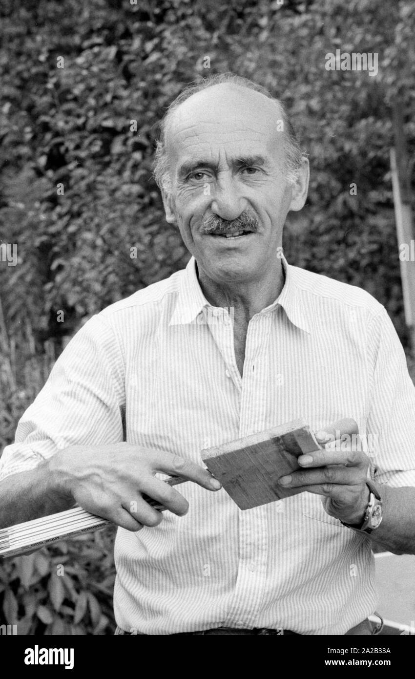 Hans Sachs, ex Procuratore Capo di Norimberga, è andato in pensione e si dedicò al suo hobby e giardino. In Germania, egli divenne noto come un membro del quiz show era "ich bin?' (che cosa sono io?), moderato da Robert Lembke. Egli è stato coinvolto nella mostra da 1955-1989 e insieme con il resto della squadra ha vinto il Golden Award della fotocamera nel 1967.La foto lo mostra mentre si lavora nel giardino della sua casa. Foto Stock Hans Sachs, ex Procuratore Capo di Norimberga, è andato in pensione e si dedicò al suo hobby e giardino. In Germania, egli divenne noto come un membro del quiz show era "ich bin?' (che cosa sono io?), moderato da Robert Lembke. Egli è stato coinvolto nella mostra da 1955-1989 e insieme con il resto della squadra ha vinto il Golden Award della fotocamera nel 1967.La foto lo mostra mentre si lavora nel giardino della sua casa. Foto Stock
