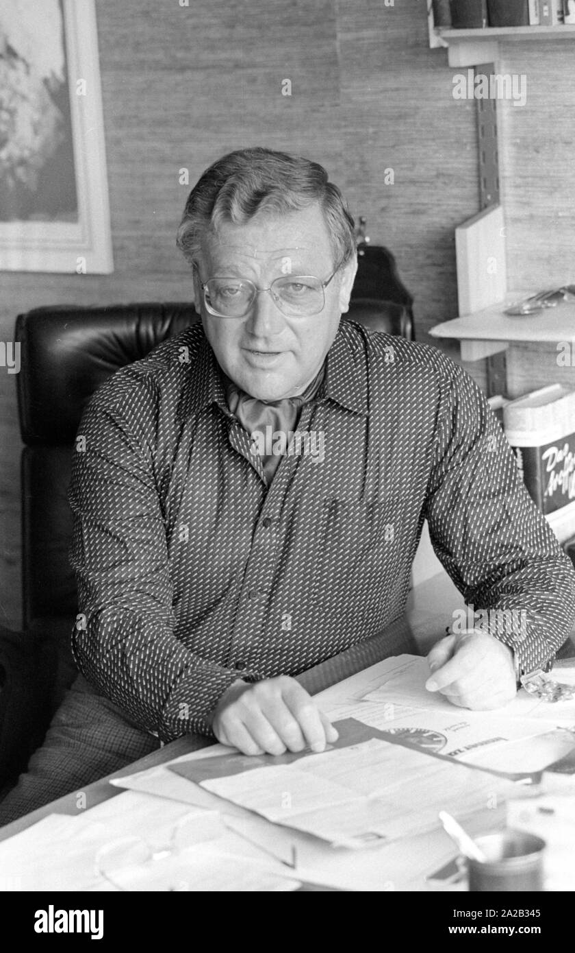 L'autore si Berthold alla sua scrivania a casa. Egli era uno di quelli di maggior successo tedesco scrittori del dopoguerra. Foto Stock L'autore si Berthold alla sua scrivania a casa. Egli era uno di quelli di maggior successo tedesco scrittori del dopoguerra. Foto Stock
