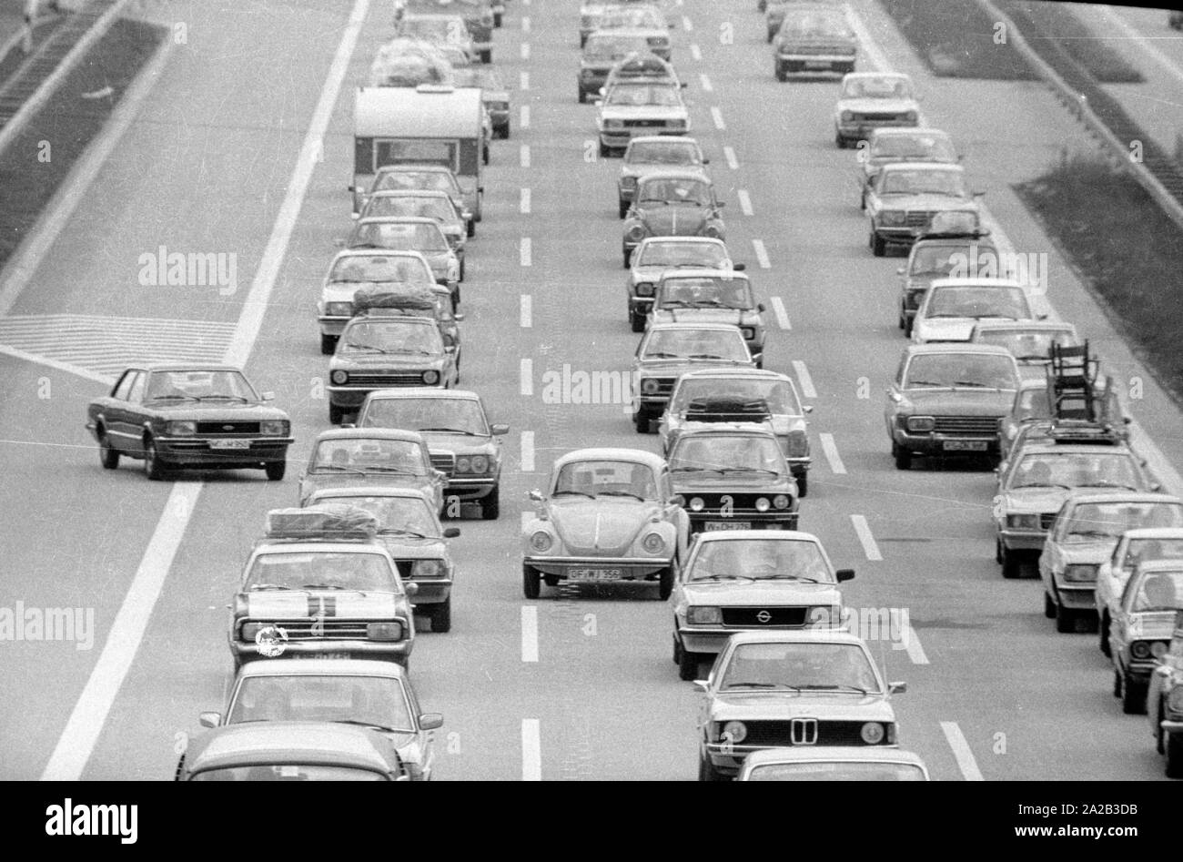 Durante le vacanze estive di miglio-lungo gli inceppamenti di traffico possono verificarsi a causa del traffico turistico. La foto mostra un ingorgo sull'A8, un popolare percorso di viaggio verso o via Salisburgo o Innsbruck (A93). Foto Stock