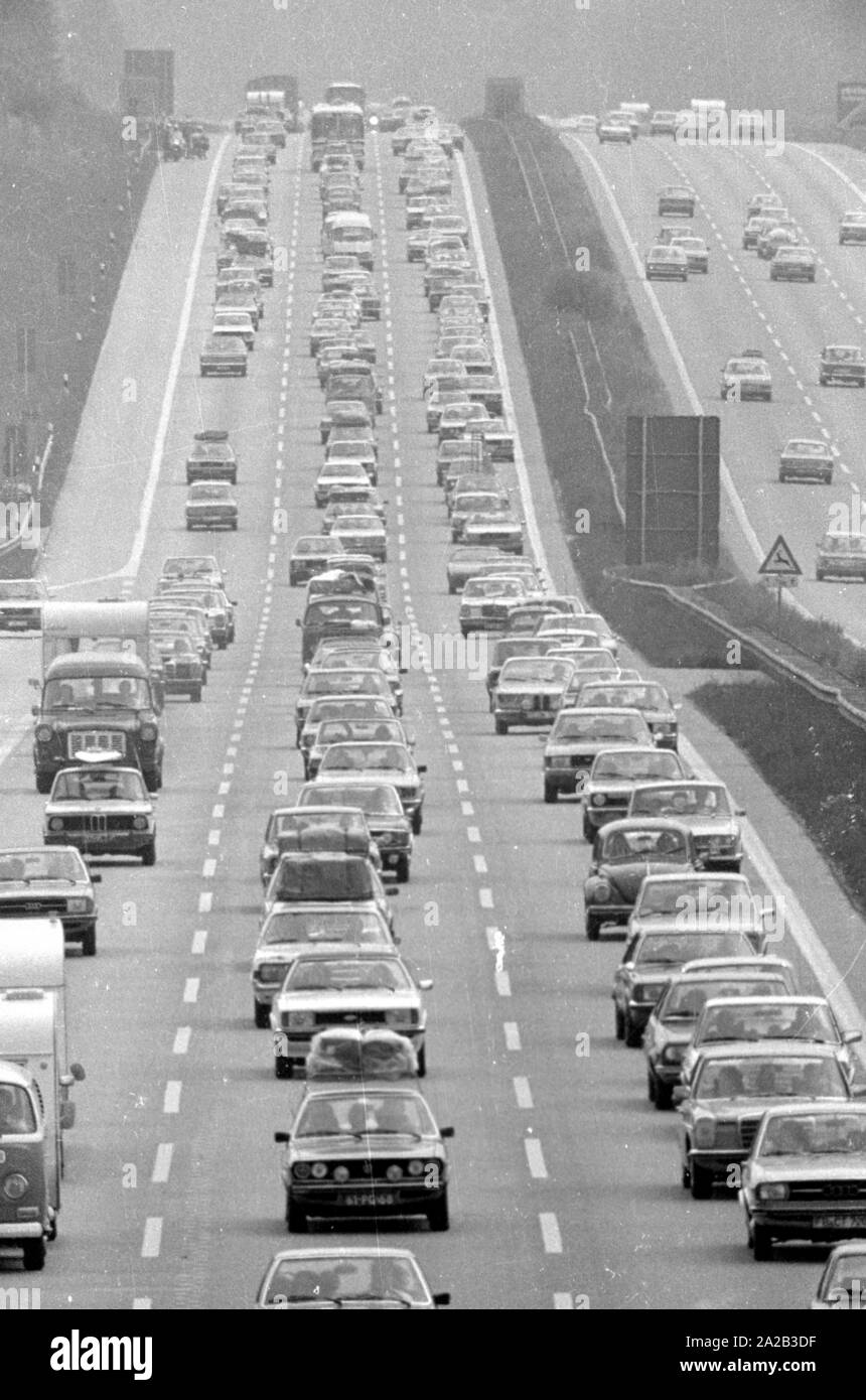 Durante le vacanze estive di miglio-lungo gli inceppamenti di traffico possono verificarsi a causa del traffico turistico. La foto mostra un ingorgo sull'A8, un popolare percorso di viaggio verso o via Salisburgo o Innsbruck (A93). Foto Stock