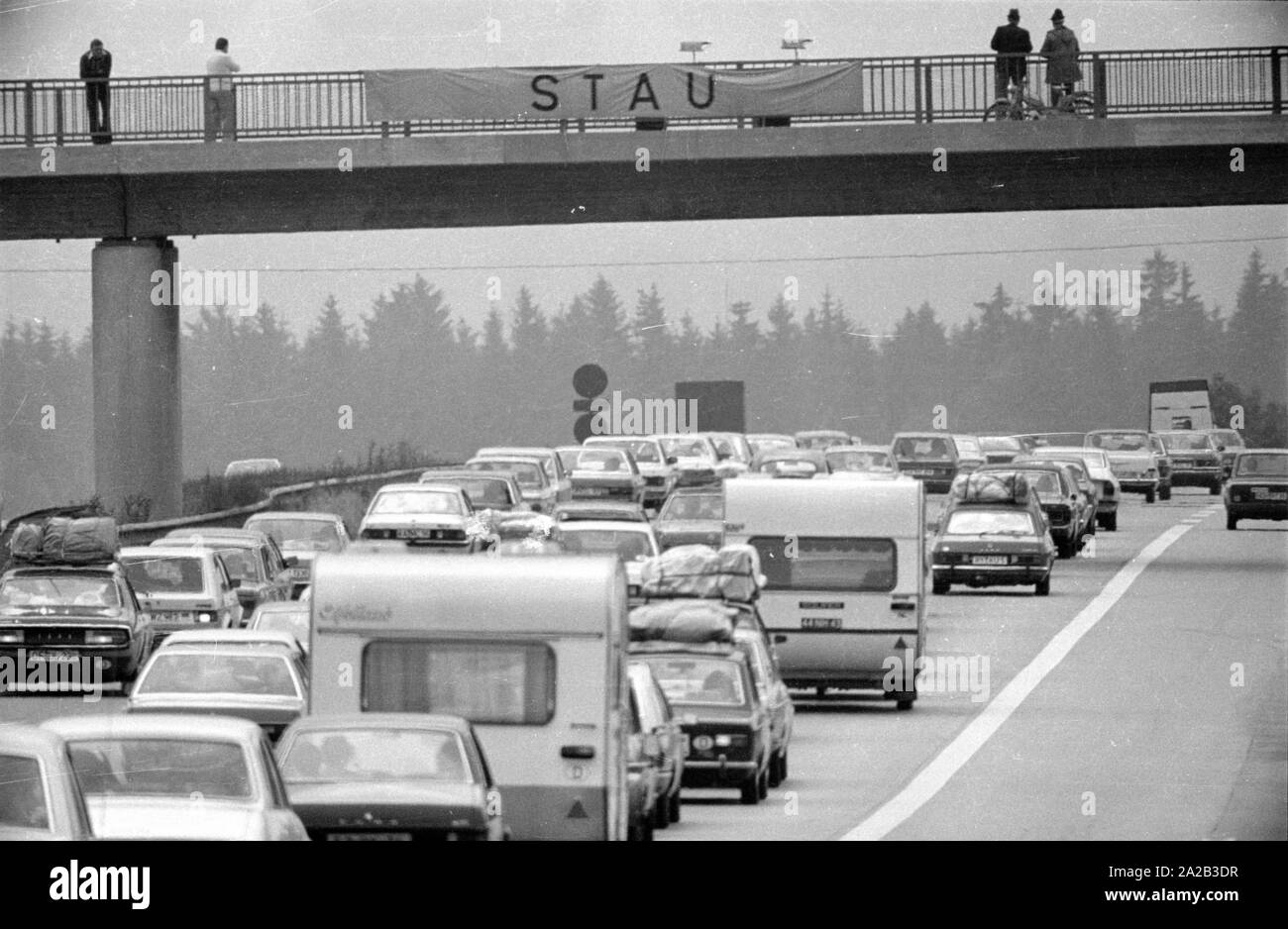 Durante le vacanze estive di miglio-lungo gli inceppamenti di traffico possono verificarsi a causa del traffico turistico. La foto mostra un ingorgo sull'A8, un popolare percorso di viaggio verso o via Salisburgo o Innsbruck (A93). Foto Stock