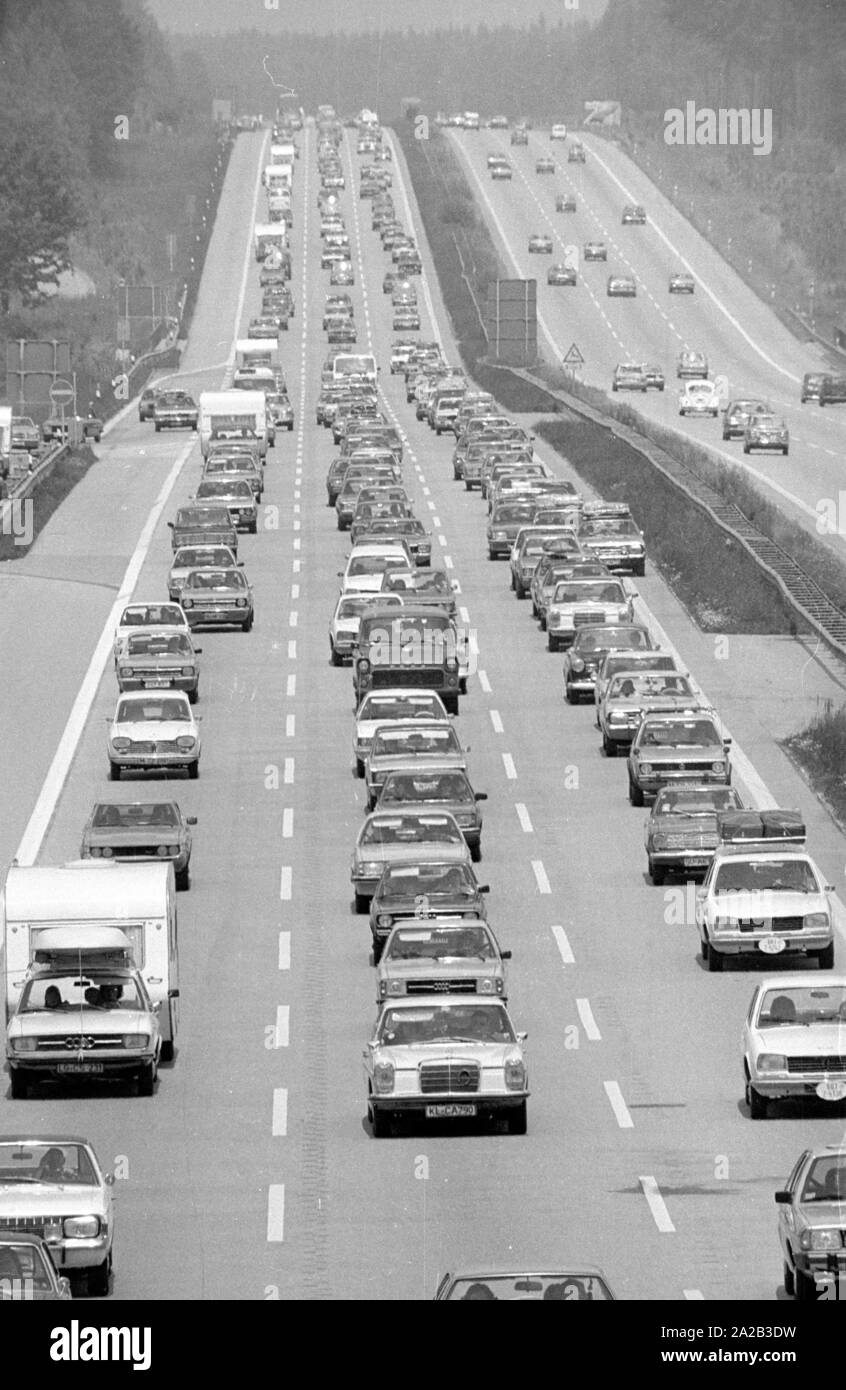 Durante le vacanze estive di miglio-lungo gli inceppamenti di traffico possono verificarsi a causa del traffico turistico. La foto mostra un ingorgo sull'A8, un popolare percorso di viaggio verso o via Salisburgo o Innsbruck (A93). Foto Stock
