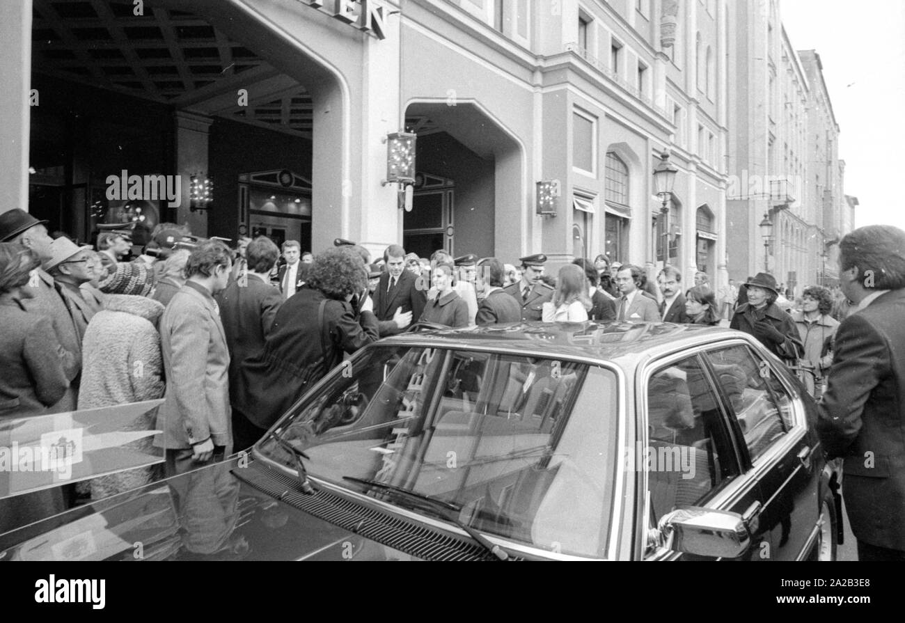 In occasione della visita di stato di Carl XVI Gustaf e sua moglie Silvia di Svezia molti curiosi e rappresentanti dei media si sono riuniti di fronte al Monaco di Baviera " Vier Jahreszeiten " Hotel a intravedere la coppia reale. Lo svedese della coppia reale era molto popolare in Germania come pure. Silvia di Svezia (nato Silvia Renate Sommerlath) è un nativo tedesco e ha incontrato il suo futuro marito come un hostess ai Giochi Olimpici di Monaco di Baviera nel 1972. Foto Stock In occasione della visita di stato di Carl XVI Gustaf e sua moglie Silvia di Svezia molti curiosi e rappresentanti dei media si sono riuniti di fronte al Monaco di Baviera " Vier Jahreszeiten " Hotel a intravedere la coppia reale. Lo svedese della coppia reale era molto popolare in Germania come pure. Silvia di Svezia (nato Silvia Renate Sommerlath) è un nativo tedesco e ha incontrato il suo futuro marito come un hostess ai Giochi Olimpici di Monaco di Baviera nel 1972. Foto Stock