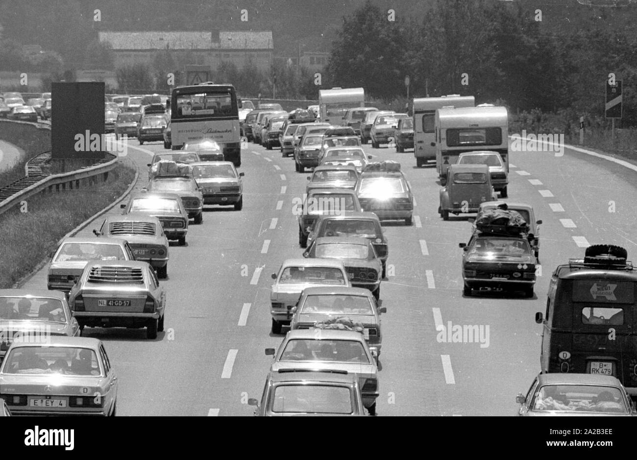 Durante le vacanze estive di miglio-lungo gli inceppamenti di traffico possono verificarsi a causa del traffico turistico. La foto mostra un ingorgo sull'A8, un popolare percorso di viaggio verso o via Salisburgo o Innsbruck (A93). Foto Stock