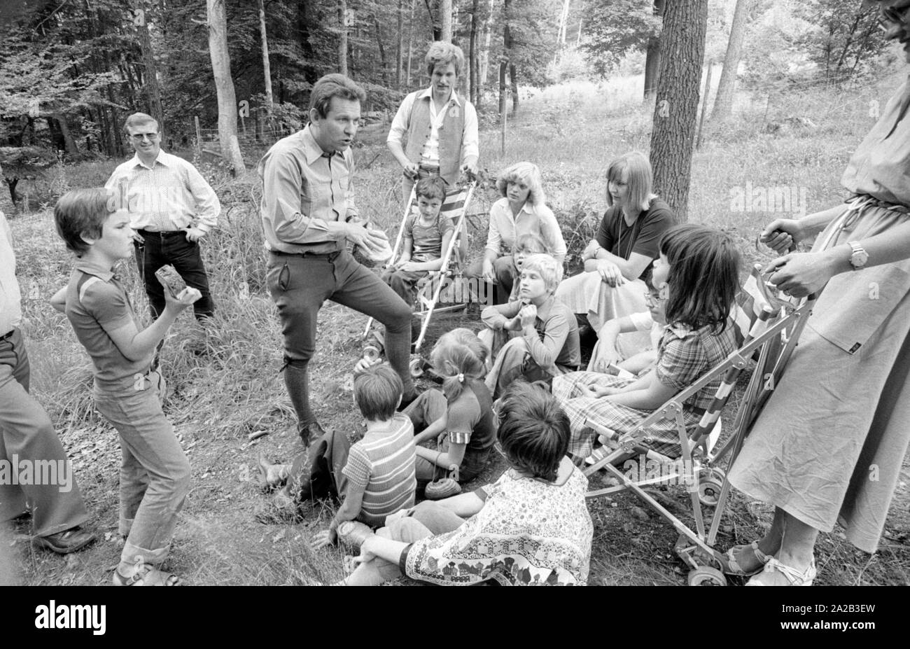 Una giornata del bosco è stato organizzato per i bambini disabili con una escursione nella foresta bavarese in prossimità di Kelheim. La foto mostra un forester, che dà i bambini diversi dischi ad albero a toccare e guardare. Foto Stock Una giornata del bosco è stato organizzato per i bambini disabili con una escursione nella foresta bavarese in prossimità di Kelheim. La foto mostra un forester, che dà i bambini diversi dischi ad albero a toccare e guardare. Foto Stock