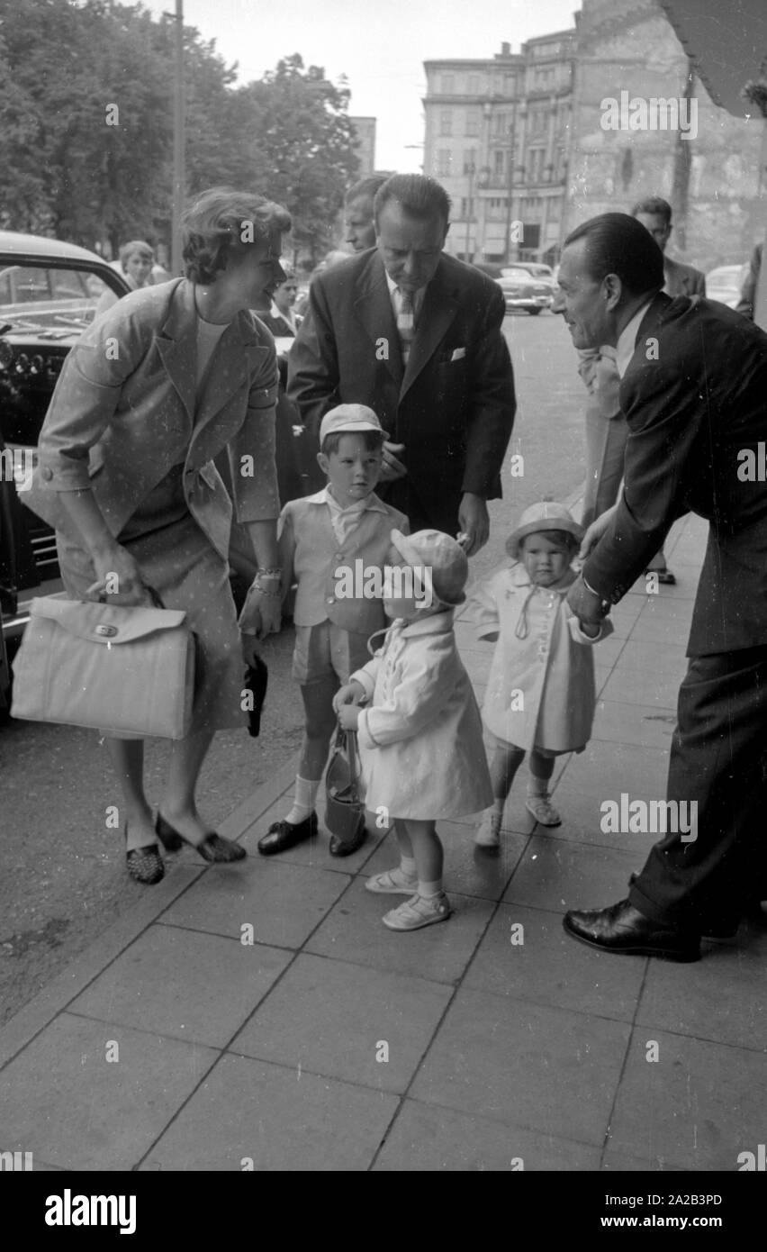 La foto mostra Ingrid Bergman con suo marito Roberto Rosselini e il loro figlio Roberto Ingmar e loro gemelli Isabella e Isotta. Un autista li prese dalla stazione centrale al centro della citta'. Sono arrivati a Monaco di Baviera probabilmente per le riprese o la premiere del film "paura" - diretto da Rosselini, con Ingrid Bergman nel ruolo di primo piano. Foto Stock