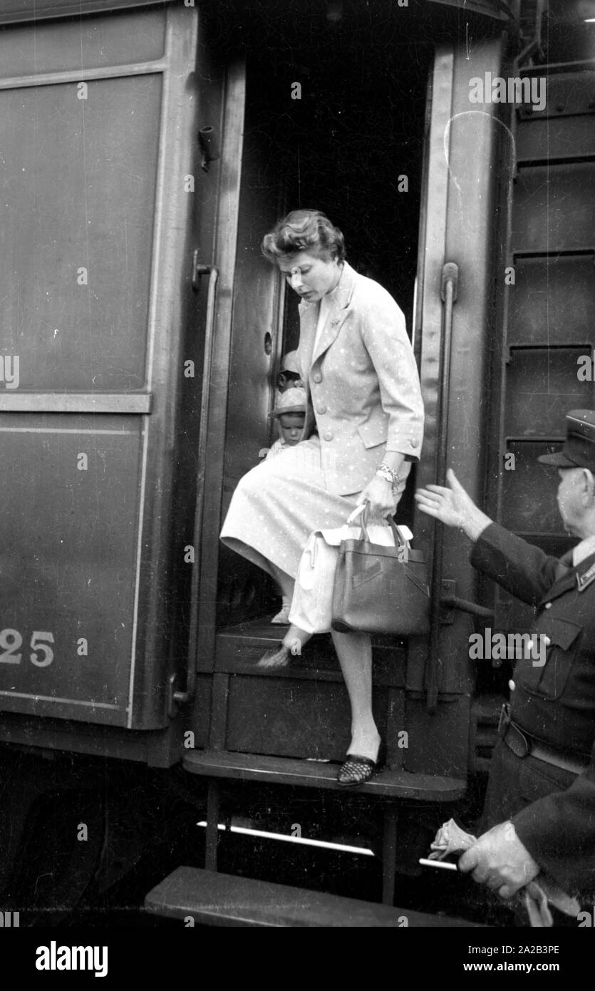 Arrivo di Ingrid Bergman, suo marito Roberto Rosselini e i loro figli alla Stazione Centrale di Monaco. Sono arrivati a Monaco di Baviera probabilmente per le riprese o la premiere del loro nuovo film "paura". La foto mostra Ingrid Bergman di scendere dal treno. Foto Stock