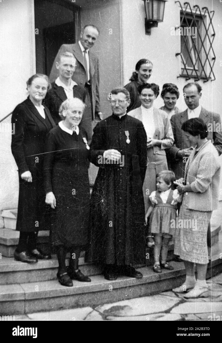 Anna Stadler da Gundelfingen è stata la prima donna tedesca ad essere aggiudicati l'ordine il francese della Legione di Onore in 1959. Durante la Seconda Guerra Mondiale, ha guardato dopo il francese di prigionieri di guerra in segreto e aiutato alcuni di loro a fuggire poco prima della fine della guerra. Il sacerdote francese Abba David (medio) è stato poi prigioniero del camp e non sarebbe sopravvissuto senza l aiuto di Anna Stadler. Foto Stock